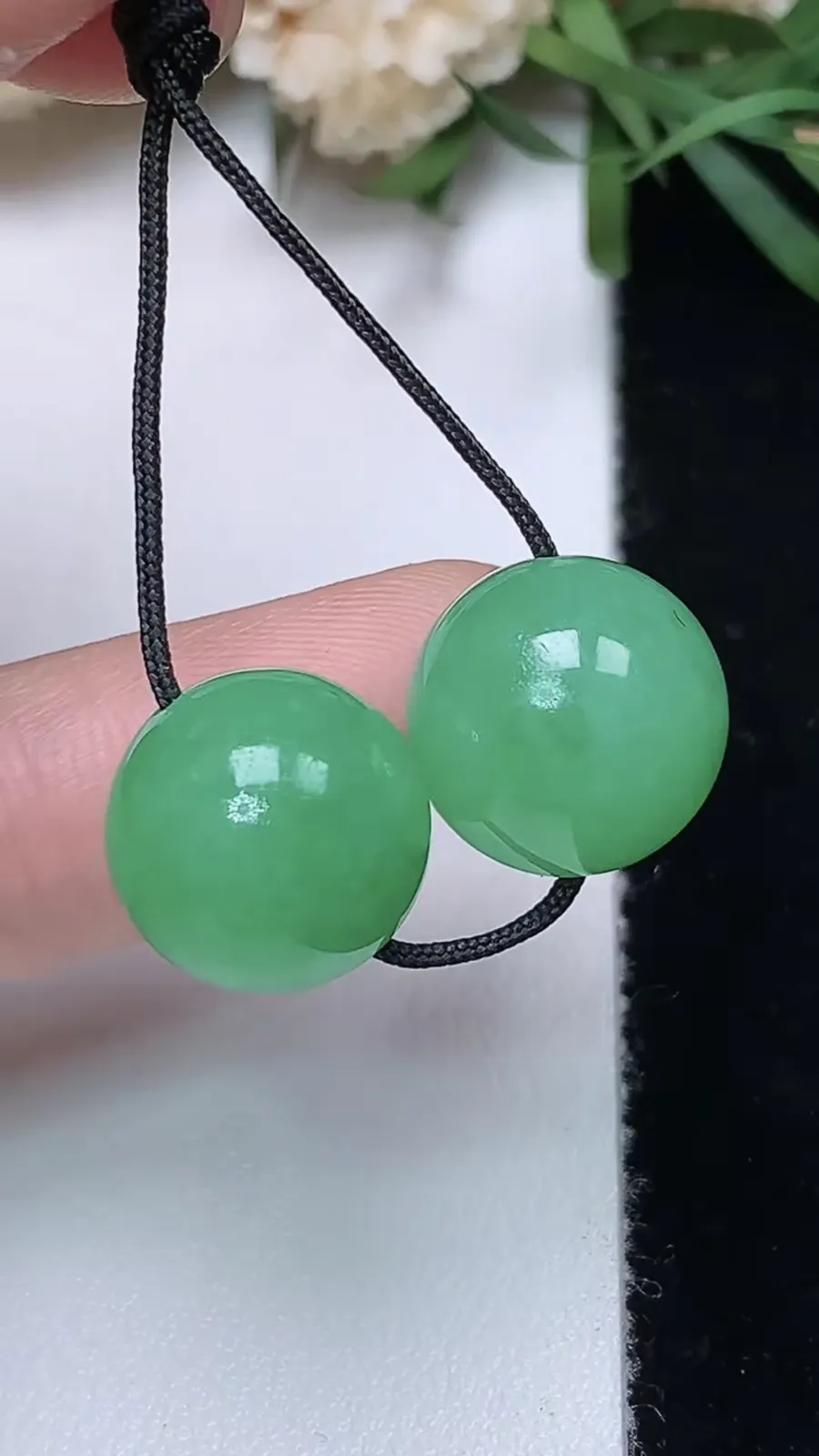 翡翠a货满绿圆珠一对，尺寸11.6，重量:5.77g