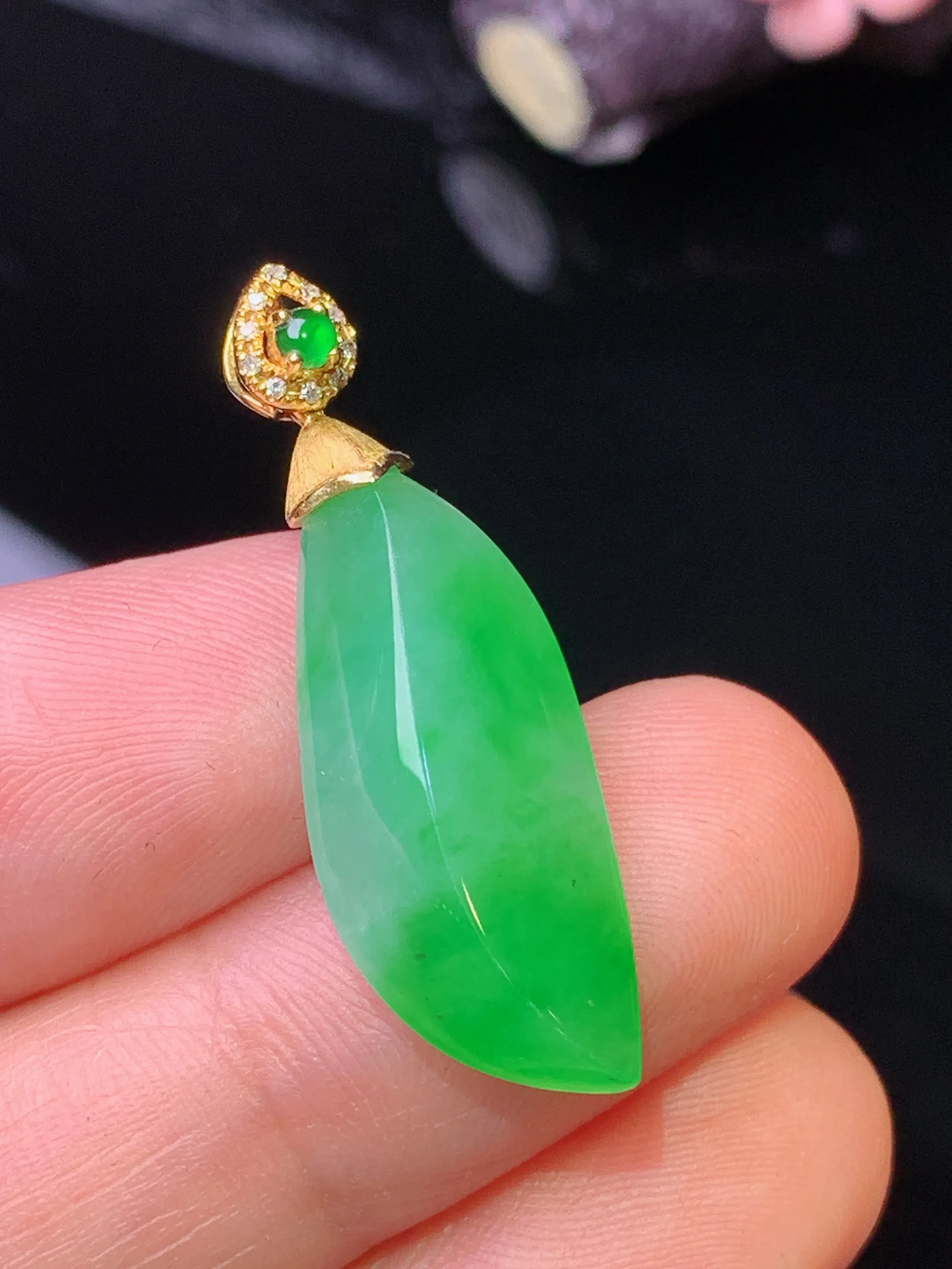 18k金钻镶嵌随形吊坠 玉质细腻 色泽清新艳丽 整体尺寸31.5*10.6*6.2