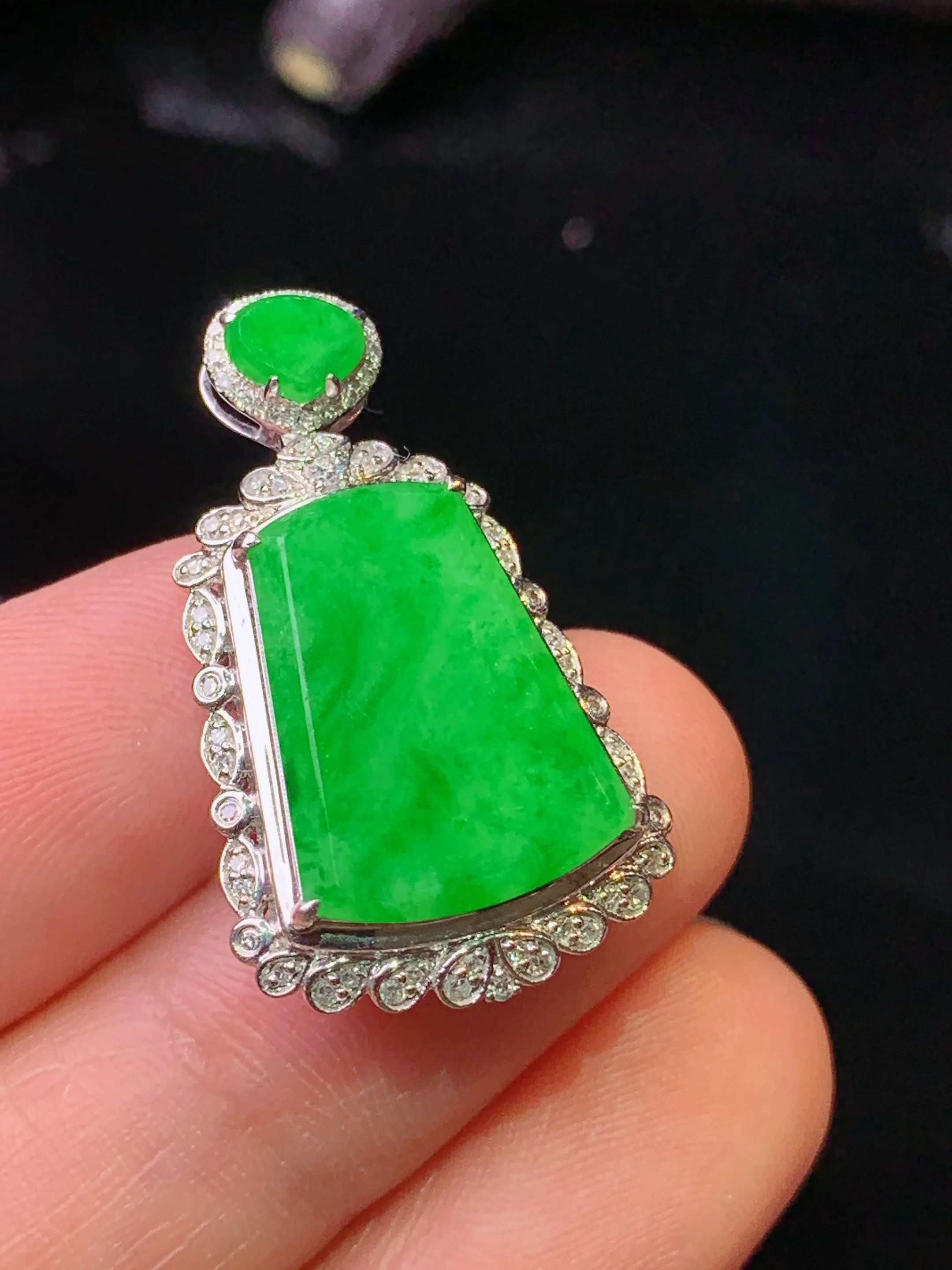 18k金钻镶嵌满绿无事牌吊坠 玉质细腻 色泽清新艳丽 整体尺寸28*16.8*6.8