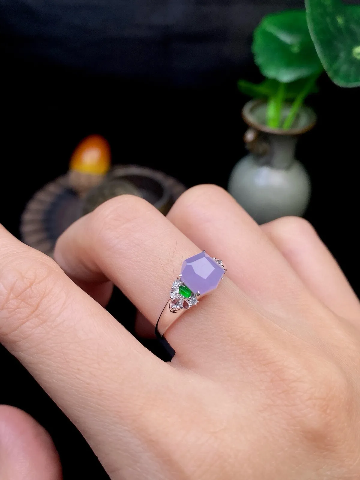 【冰种紫随形戒指】饱满度很好，无纹无裂，晶莹剔透，18k金钻镶嵌，裸石尺寸7.4*6.7*3.8毫米