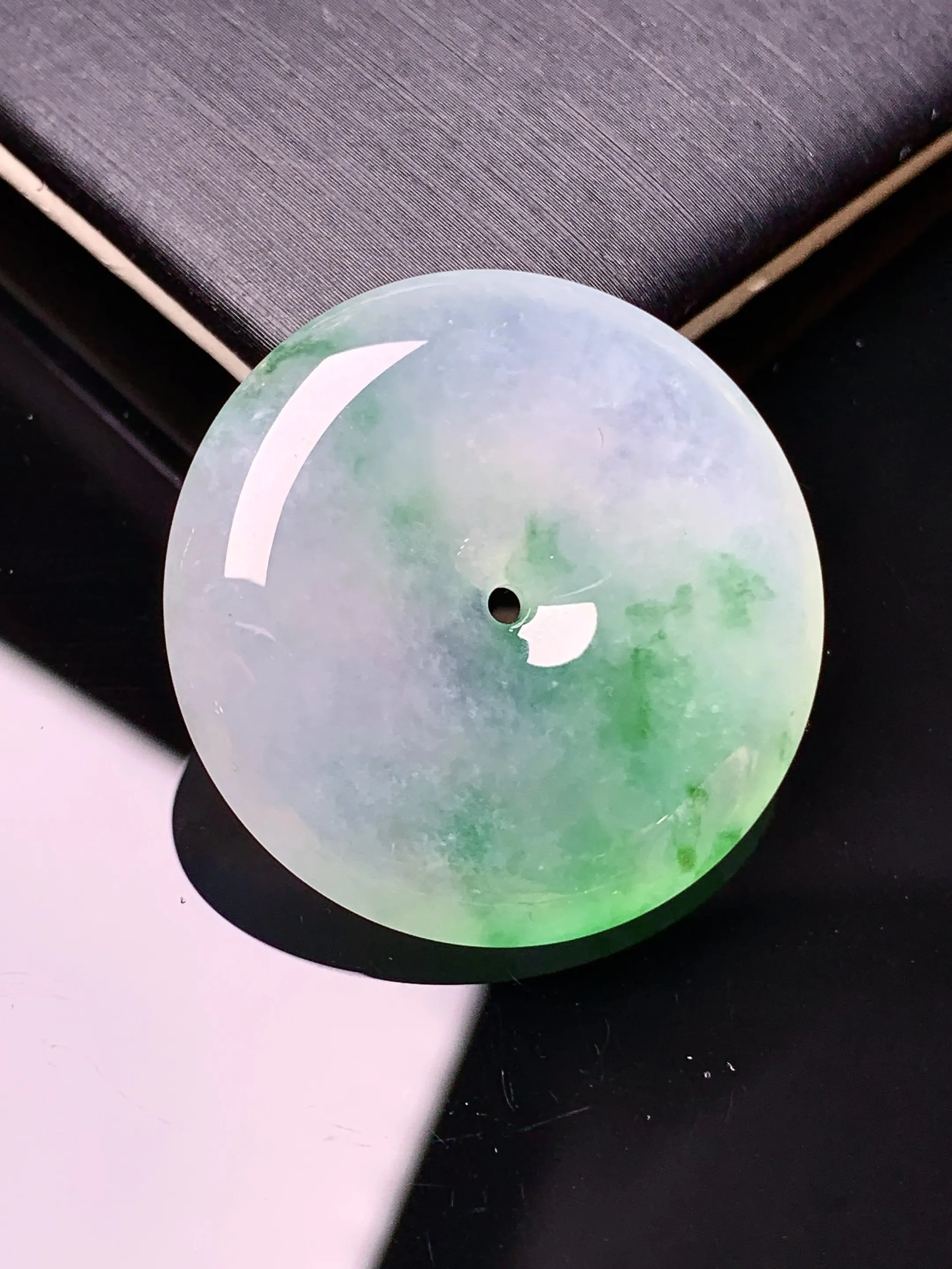 飘绿平安扣吊坠 玉质细腻 色泽清新艳丽 整体尺寸28.6*6