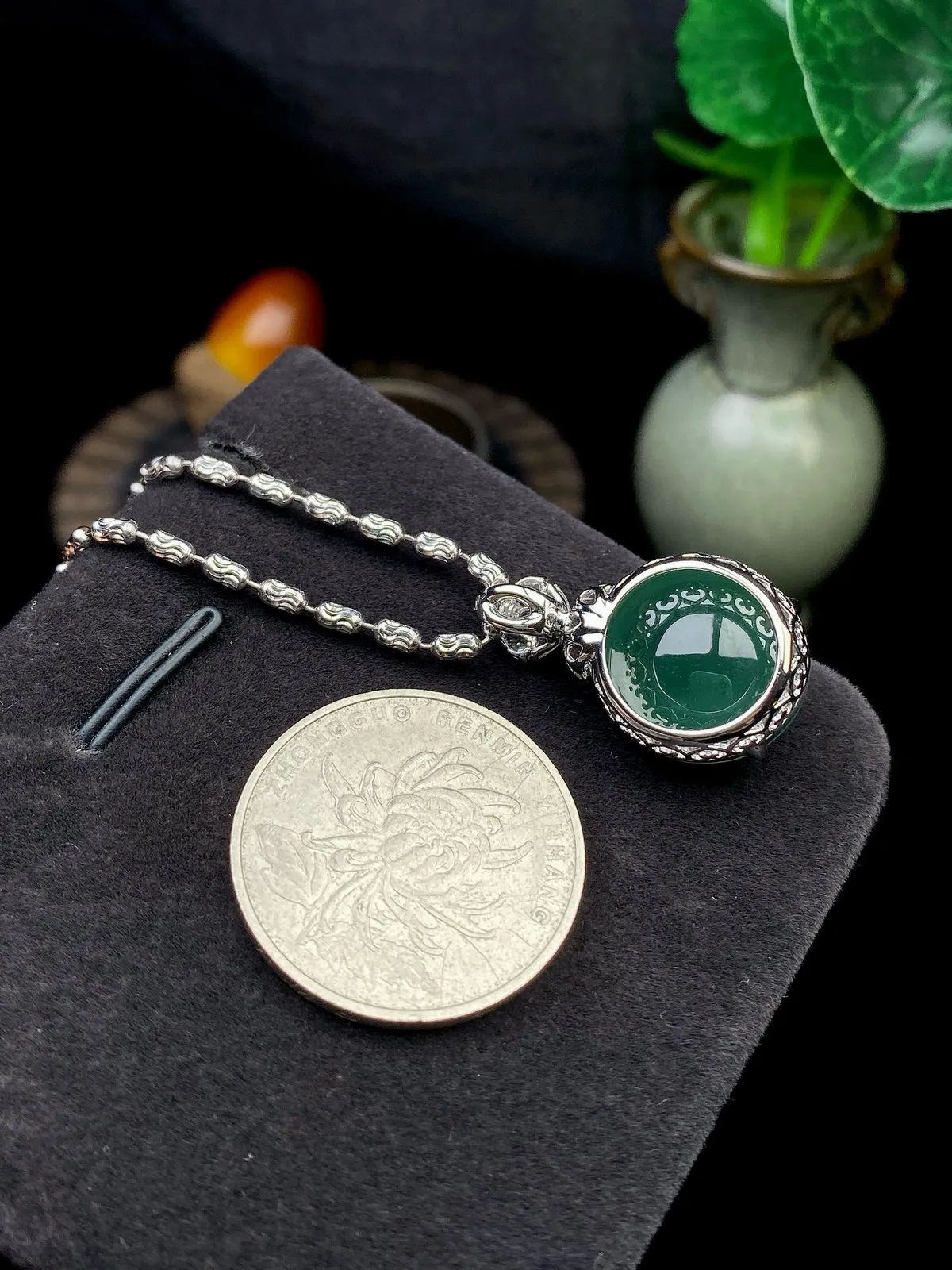 【冰种晴绿蛋吊坠】冰感十足，通透闪亮，饱满圆润，18k金钻镶嵌，裸石尺寸16.3*15.5*5.5毫米。