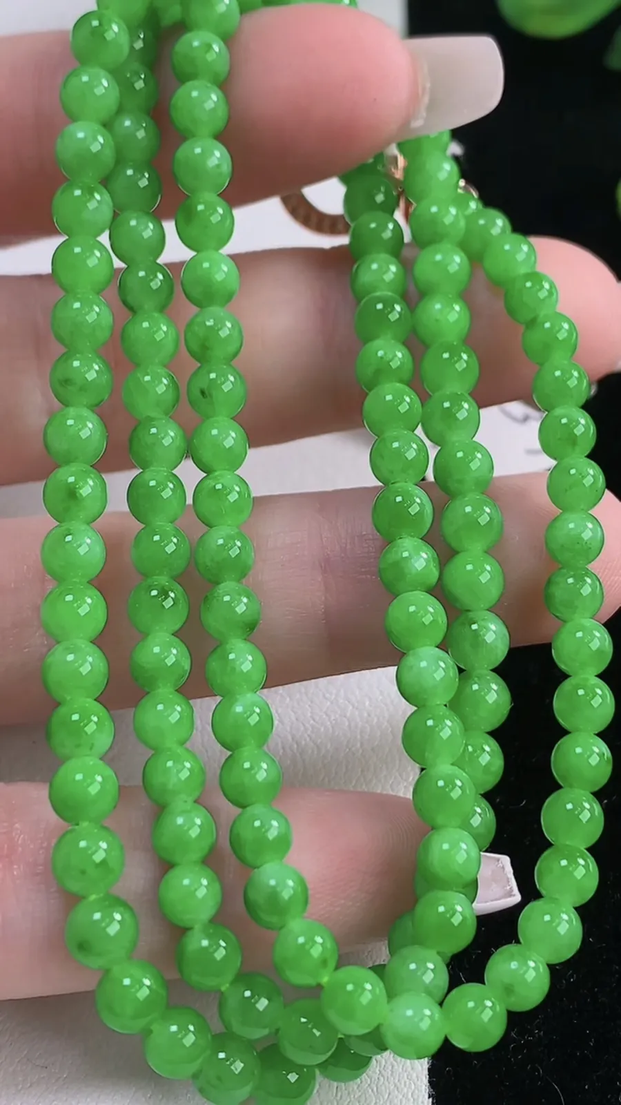 翡翠a货满阳绿圆珠项链，尺寸4.5-130颗，重量:21.49g