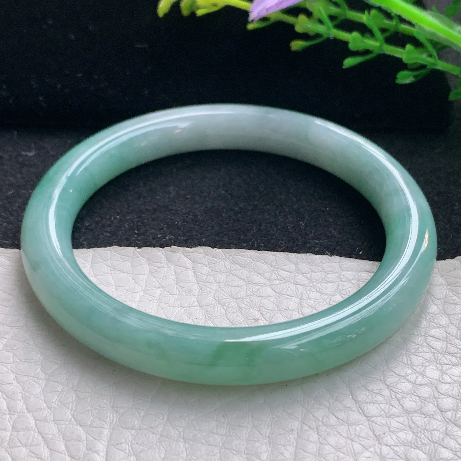 n自然光53.8*8.5*8.3叮当镯 翡翠a货玉手镯浅绿圆条珠宝玉手环 美人镯