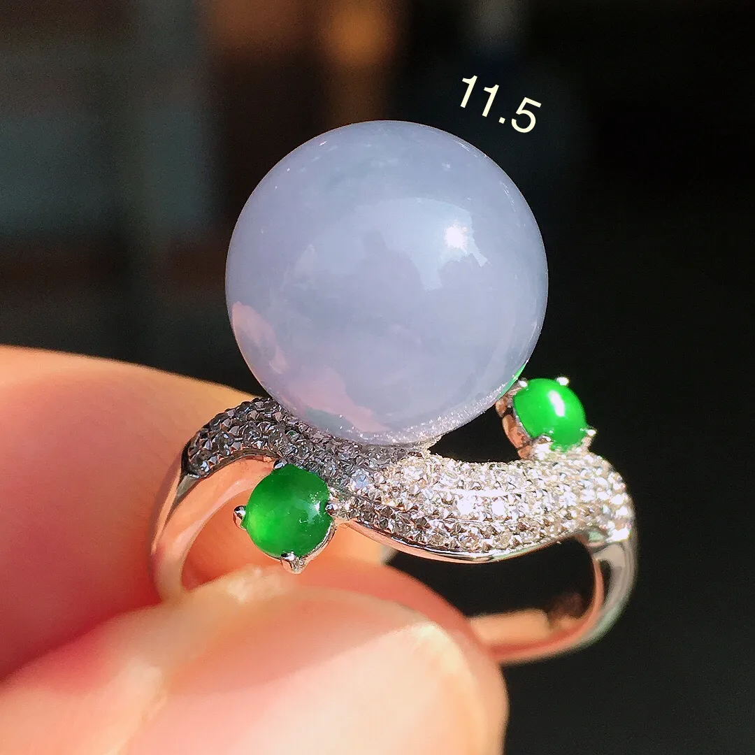 紫罗兰珠子戒指，色泽均匀艳丽，玉质细腻，荧光感超
强，饱满圆润，尽显优雅气质，18k
金豪华镶嵌