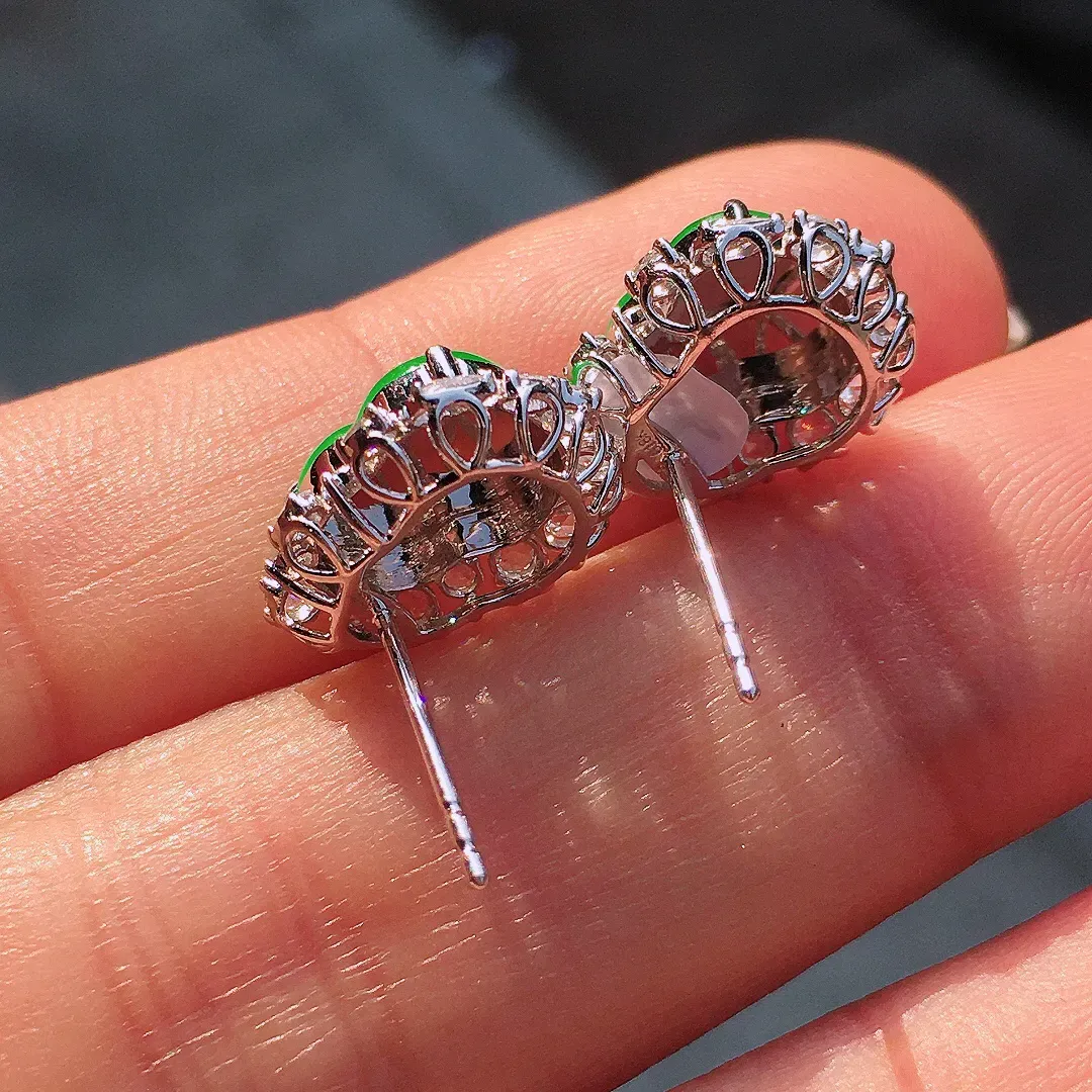 阳绿葫芦耳钉，色泽均匀艳丽，玉质细腻，荧光感超
强，饱满圆润，尽显优雅气质，18k
金豪华镶嵌