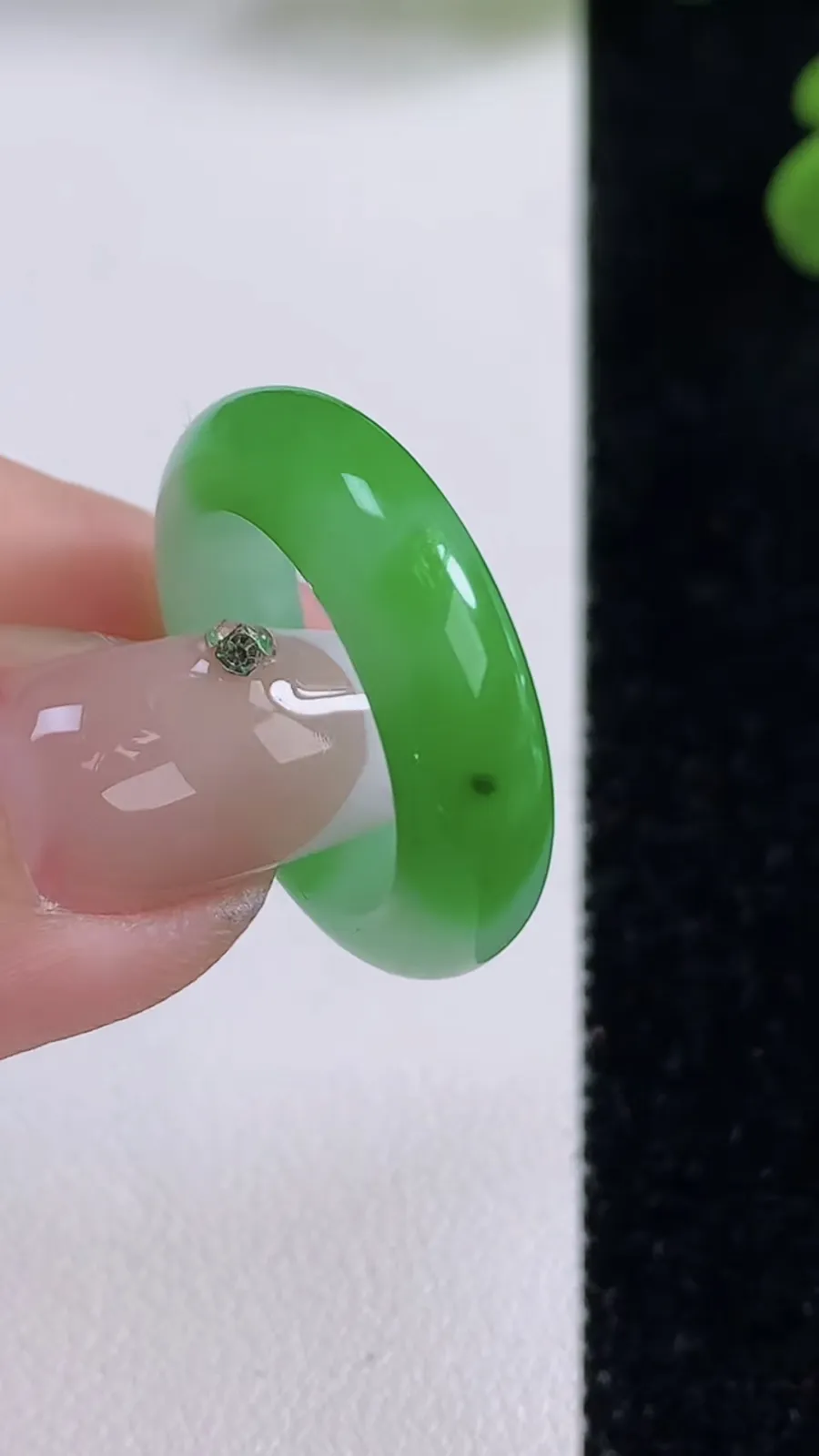 翡翠a货冰种飘阳绿指环 戒指，尺寸17-5.6-3.6，重量:4.78g