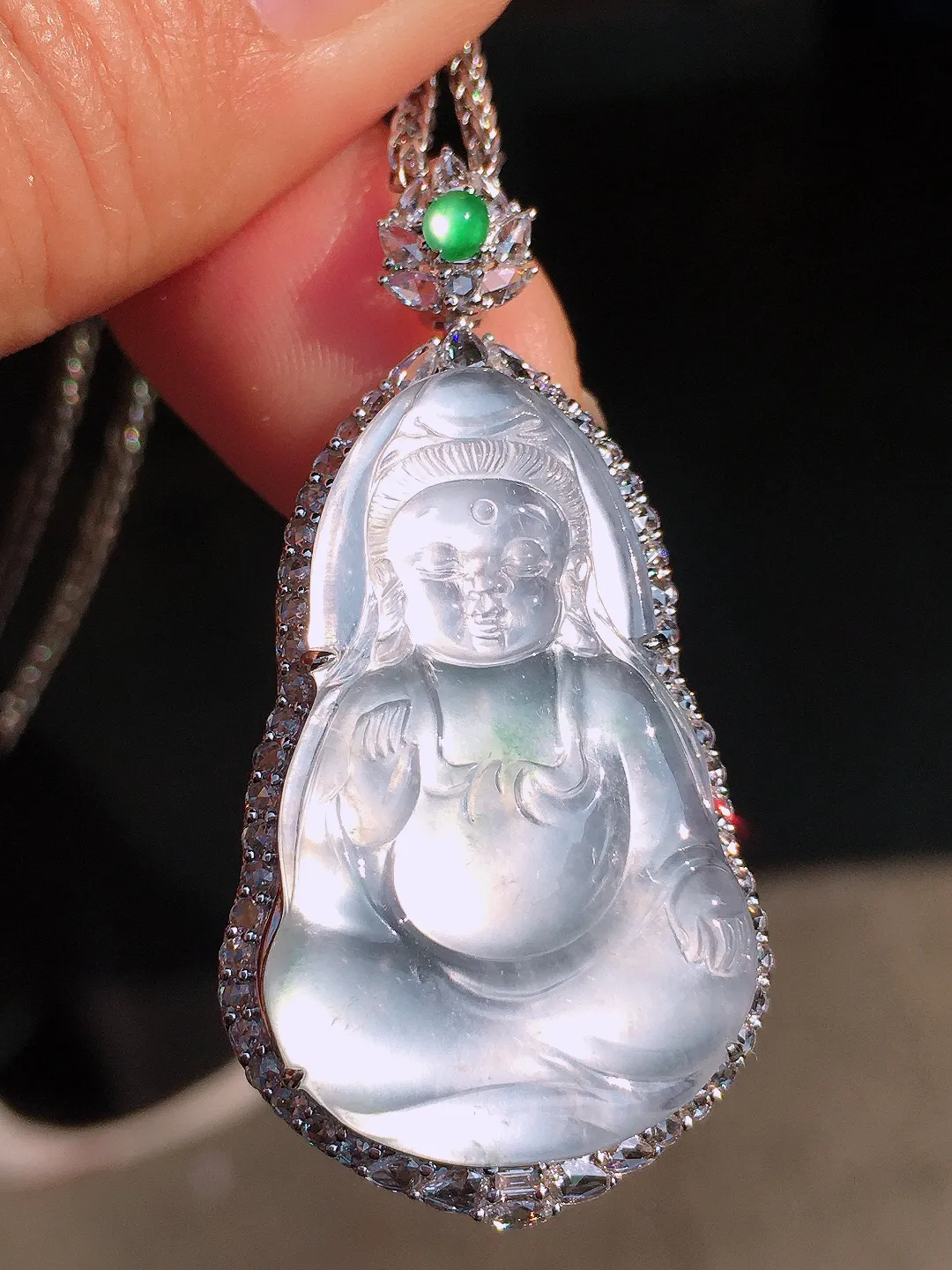 冰种观音吊坠，玉质细腻，荧光感超
强，饱满圆润，尽显优雅气质，18k
金豪华镶嵌