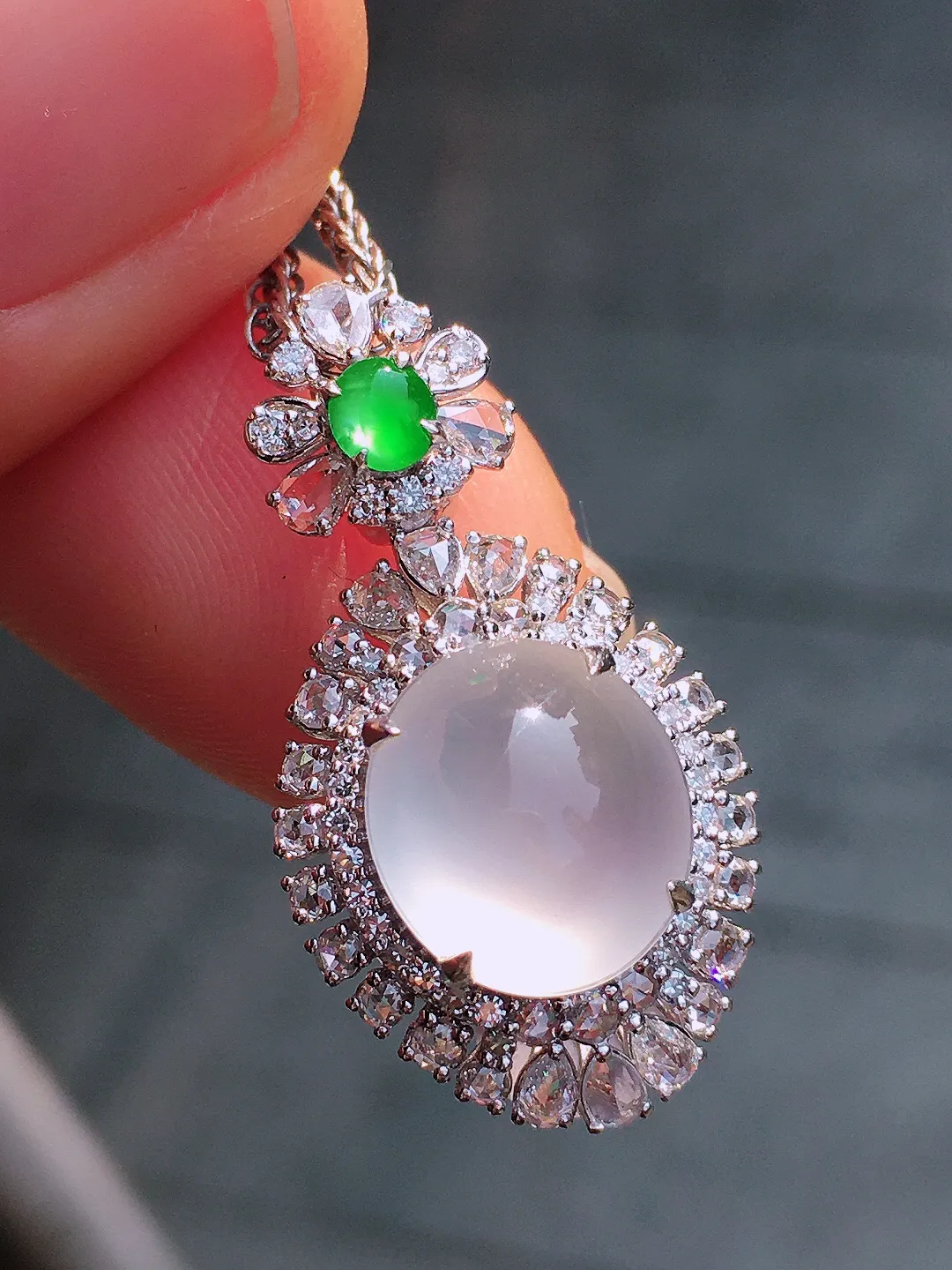 玻璃种蛋面吊坠，玉质细腻，荧光感超
强，饱满圆润，尽显优雅气质，18k
金豪华镶嵌