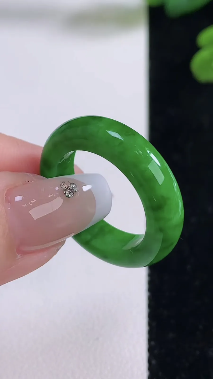 翡翠a货满绿指环戒指，尺寸19-5.7-3.8，重量:5.50g