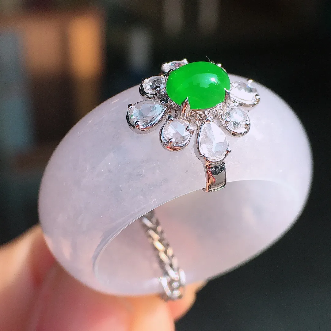 冰种指环，色泽均匀艳丽，玉质细腻，荧光感超
强，饱满圆润，尽显优雅气质，18k
金豪华镶嵌