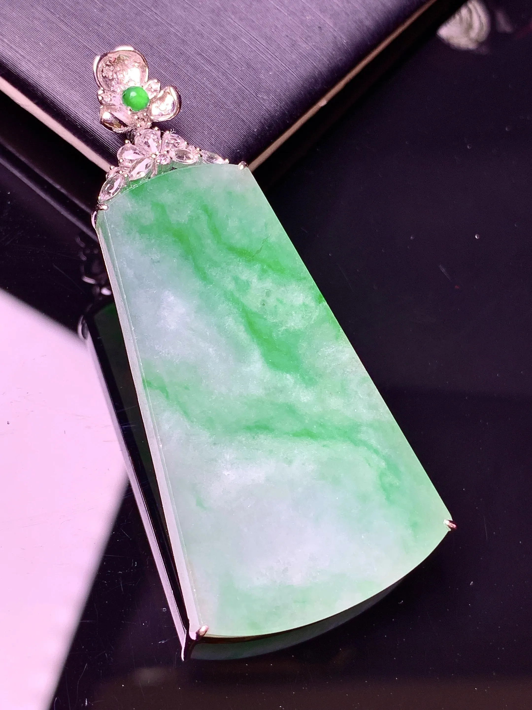 18k金钻镶嵌飘绿无事牌吊坠 玉质细腻 色泽清新艳丽 整体尺寸54.2*25*4.3