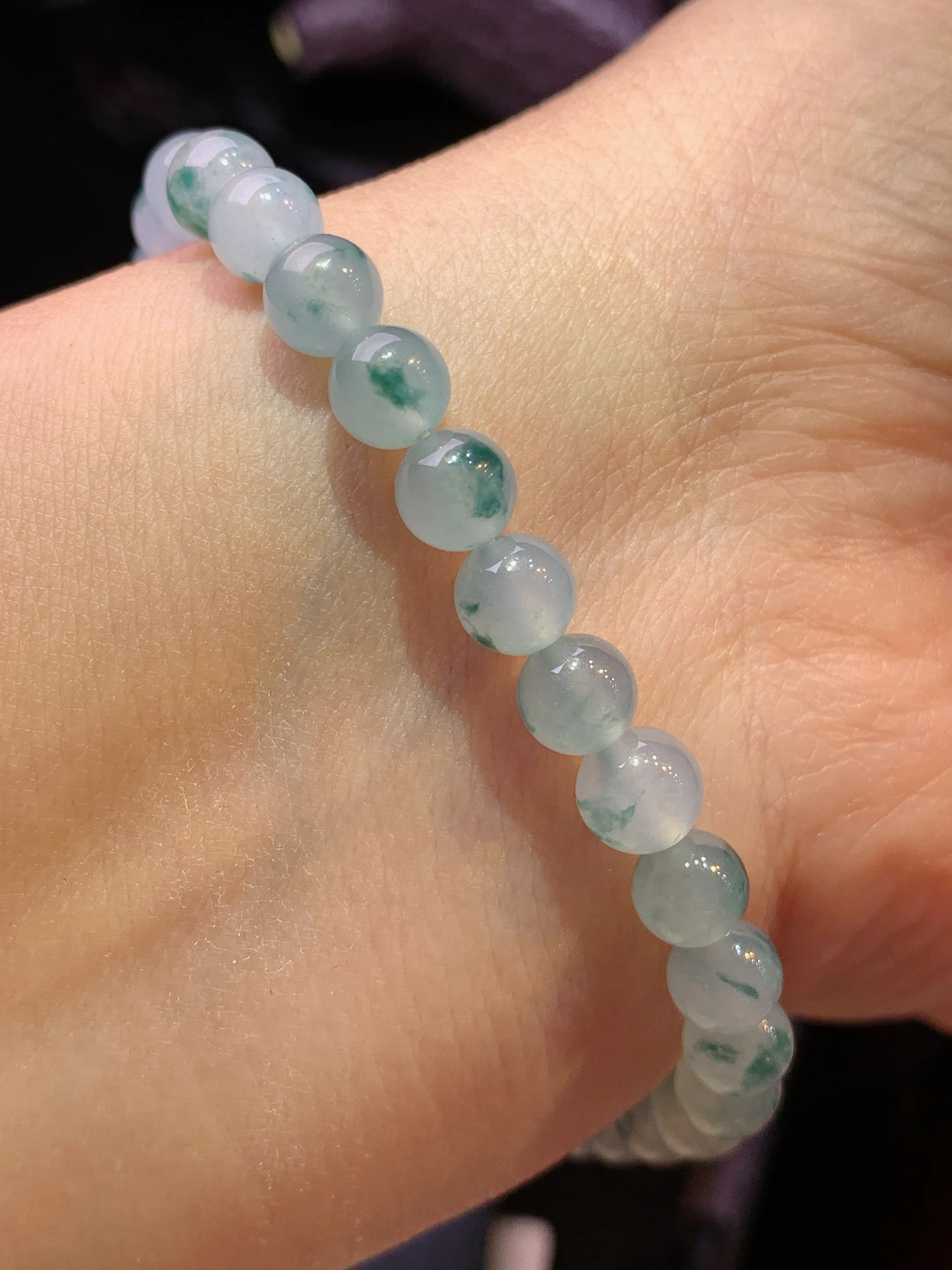 冰种飘绿圆珠手链 玉质细腻 色泽清新艳丽 整体尺寸6