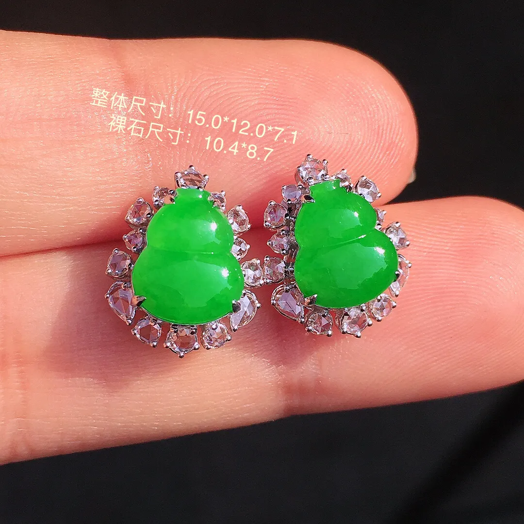 阳绿葫芦耳钉，色泽均匀艳丽，玉质细腻，荧光感超
强，饱满圆润，尽显优雅气质，18k
金豪华镶嵌