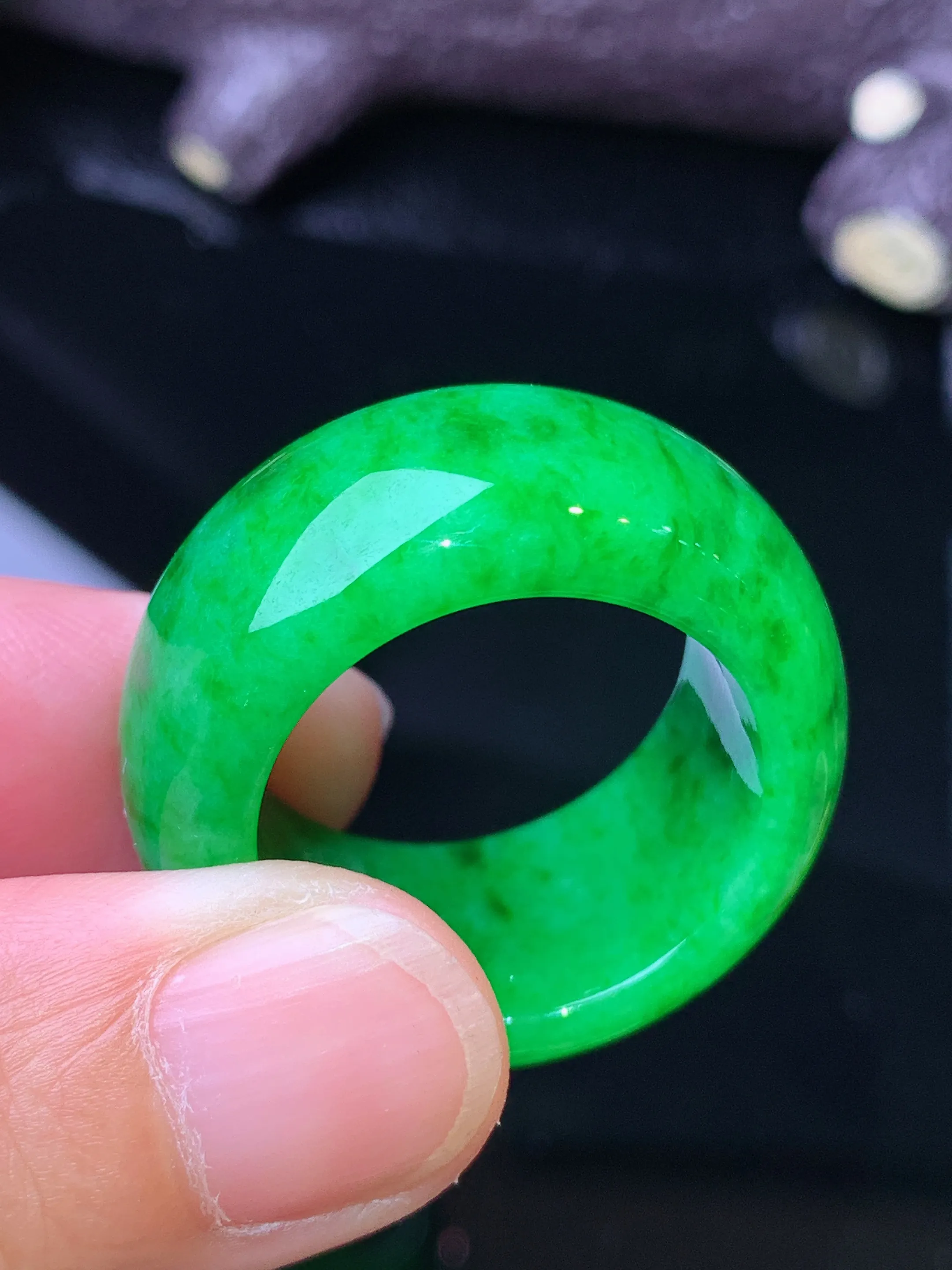 满绿戒指 玉质细腻 色泽清新艳丽 圈口22.5 整体尺寸30*12.7*5.2