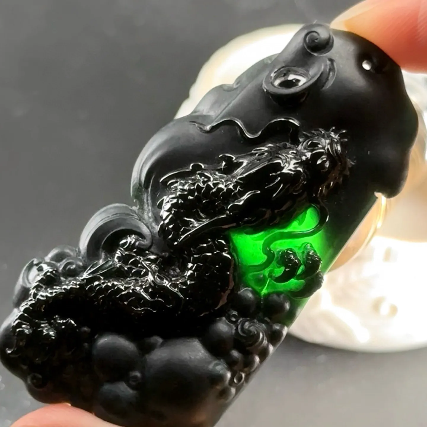精品手工墨翠龙牌 种好色正 黑度极好 打灯通透 油性十足  尺寸66.5