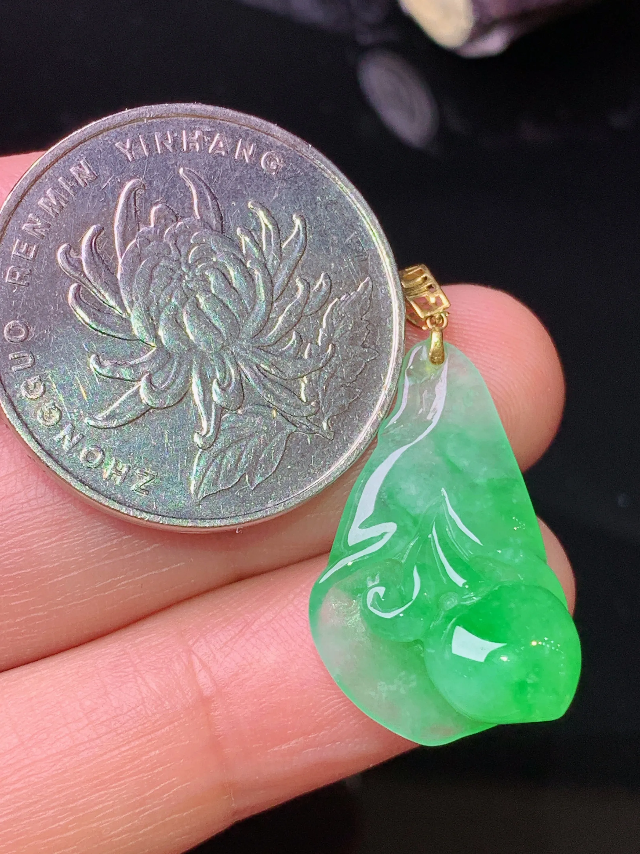 18k金镶嵌花蕾吊坠 玉质细腻 色泽清新艳丽 整体尺寸29.2*15*7.2