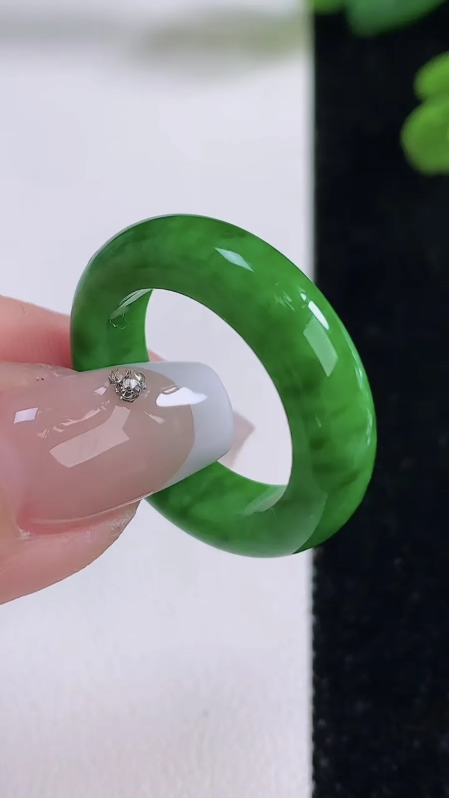 翡翠a货满绿指环戒指，尺寸19-5.7-3.8，重量:5.50g