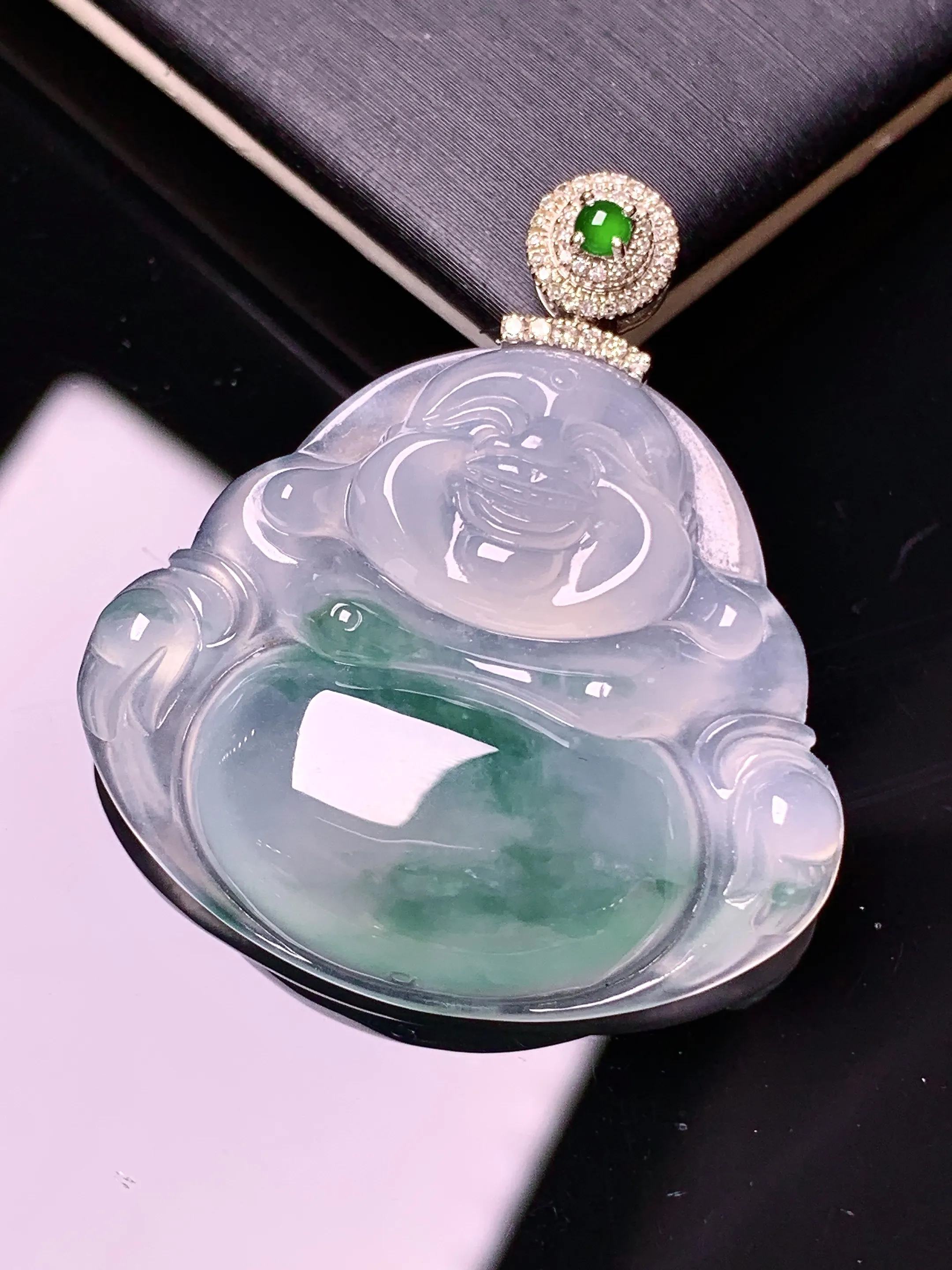 18k金钻镶嵌冰种飘绿佛公吊坠 玉质细腻 色泽清新艳丽 整体尺寸36.3*32.6*6.5