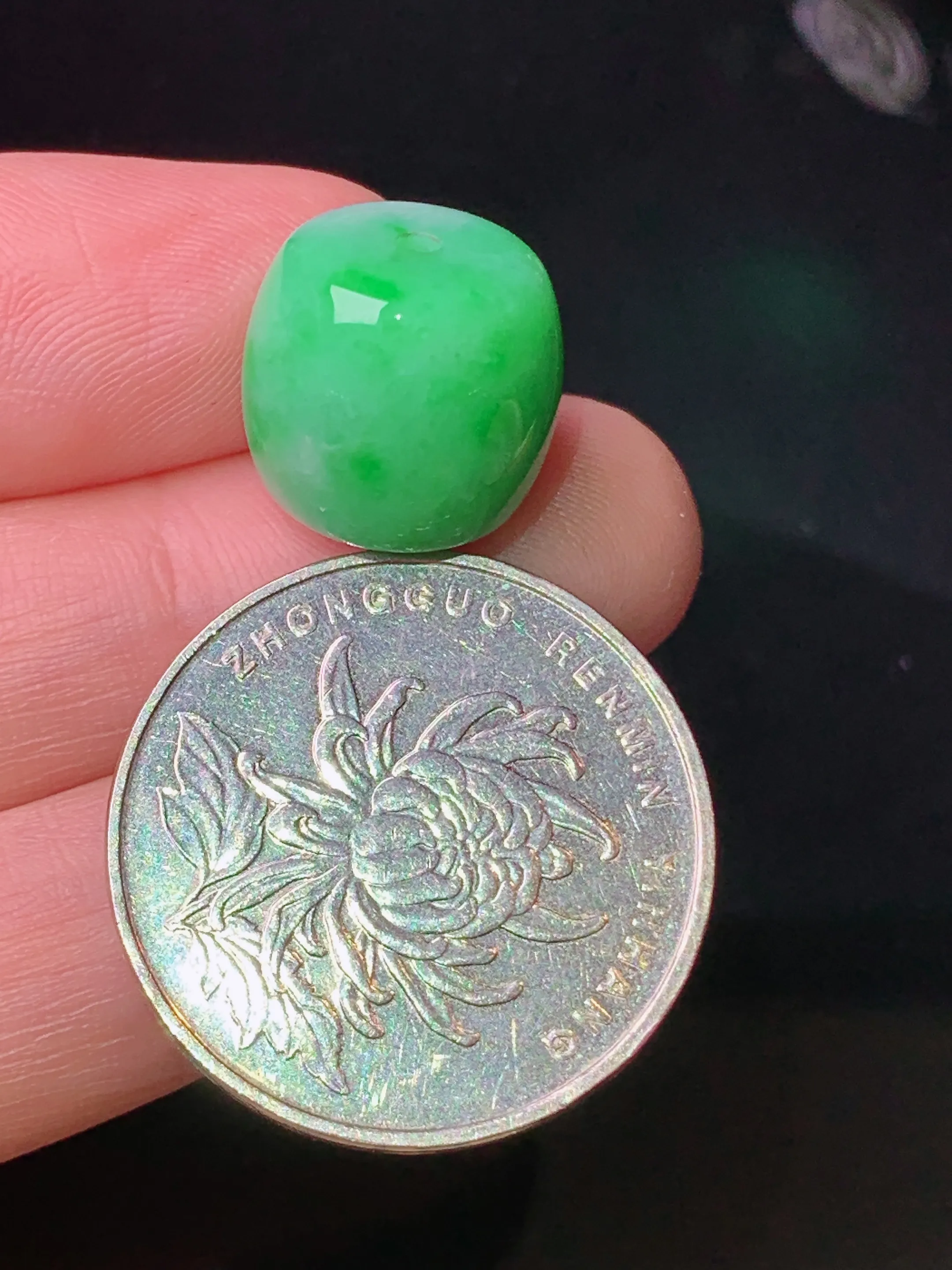 翠绿路路通吊坠 玉质细腻 色泽清新艳丽 整体尺寸13.3*13.3*12.3