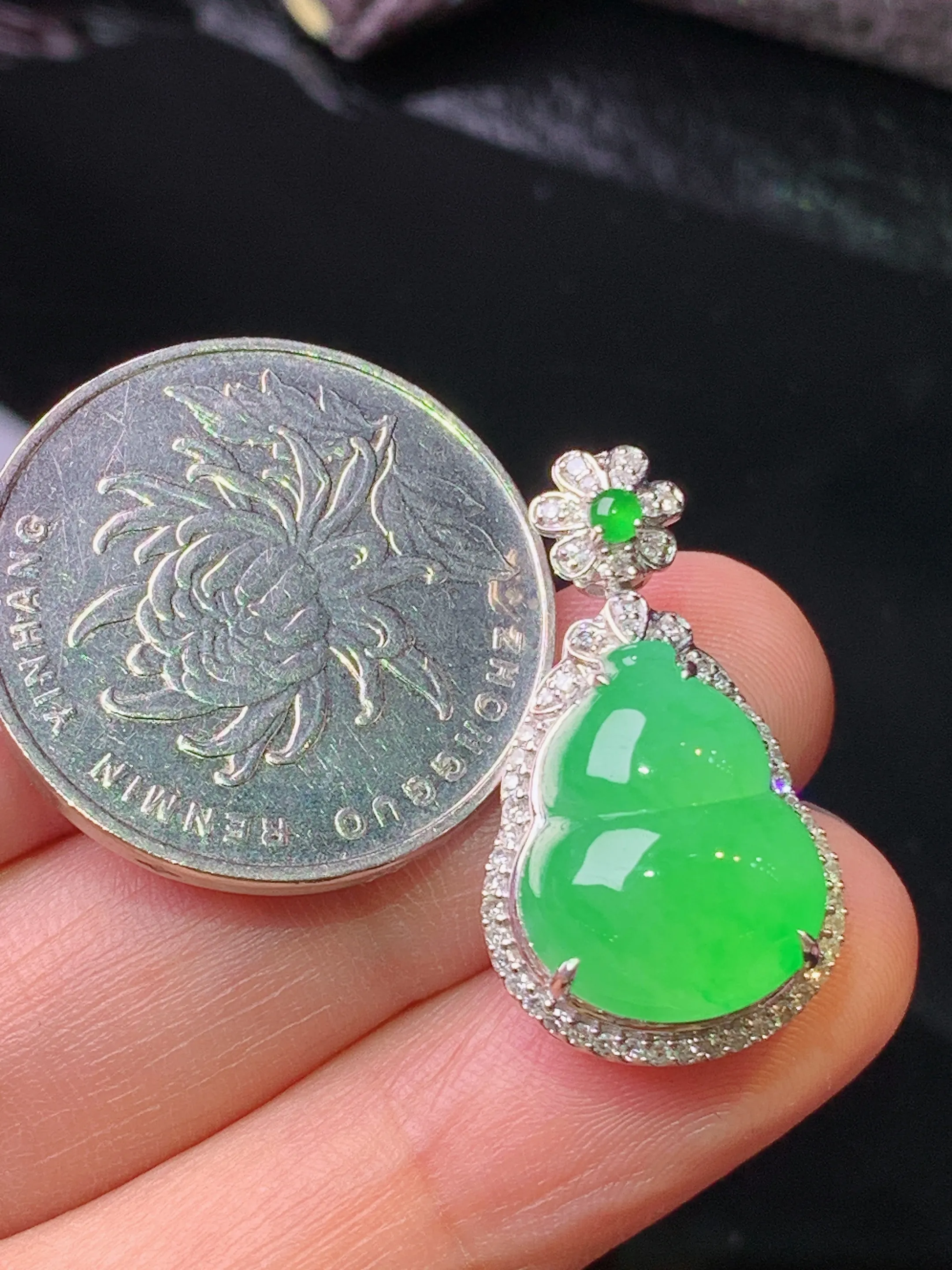 18k金钻镶嵌翠绿葫芦吊坠 玉质细腻 色泽清新艳丽 整体尺寸26*14.8*10.5