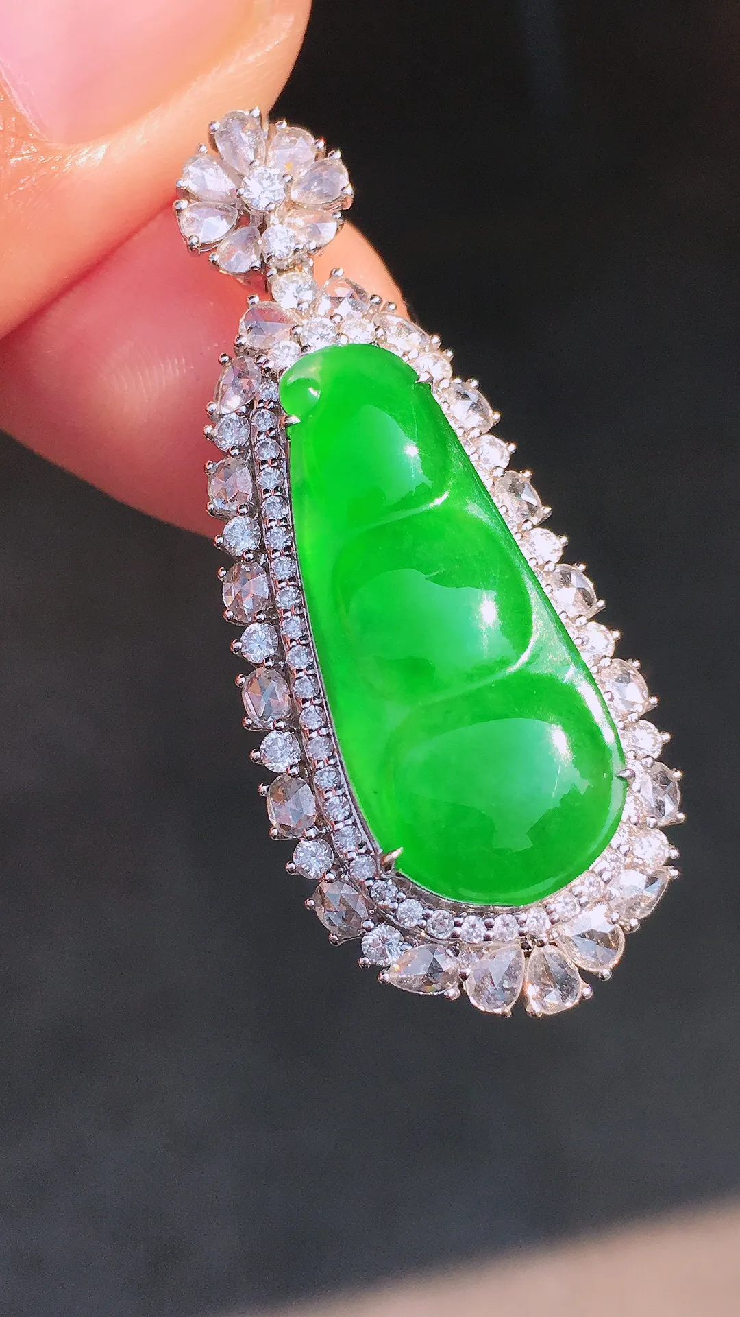 阳绿福豆吊坠，色泽均匀艳丽，玉质细腻，荧光感超
强，饱满圆润，尽显优雅气质，18k
金豪华镶嵌