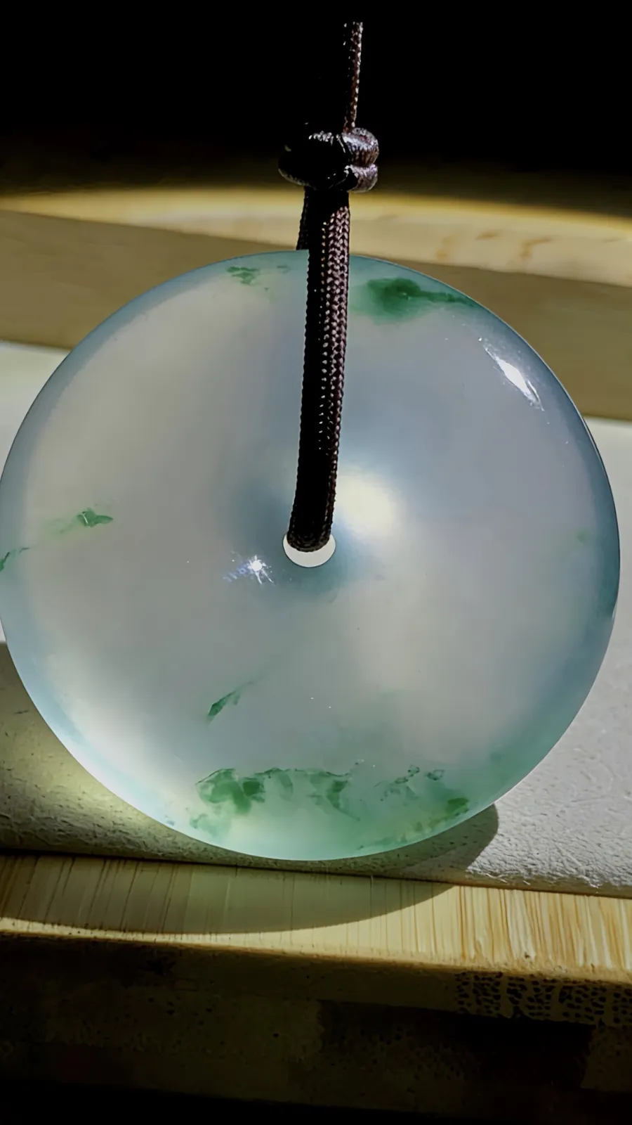 飘花翡翠大平安扣，53.5-13.8mm，
料子水润细腻，