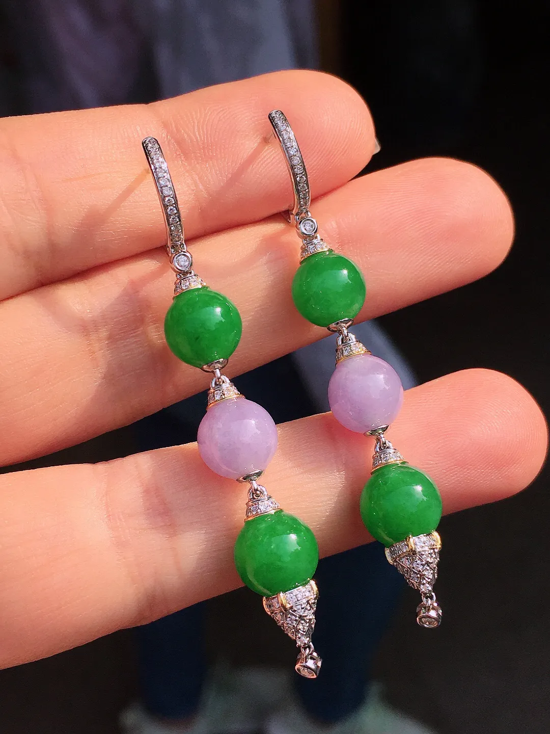 （紫+绿）三合一珠子耳坠，色泽均匀艳丽，玉质细腻，荧光感超
强，饱满圆润，尽显优雅气质，18k
金豪