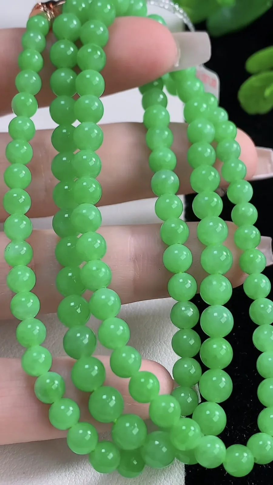 翡翠a货满绿圆珠项链，尺寸5.5-116颗，重量:30.75g