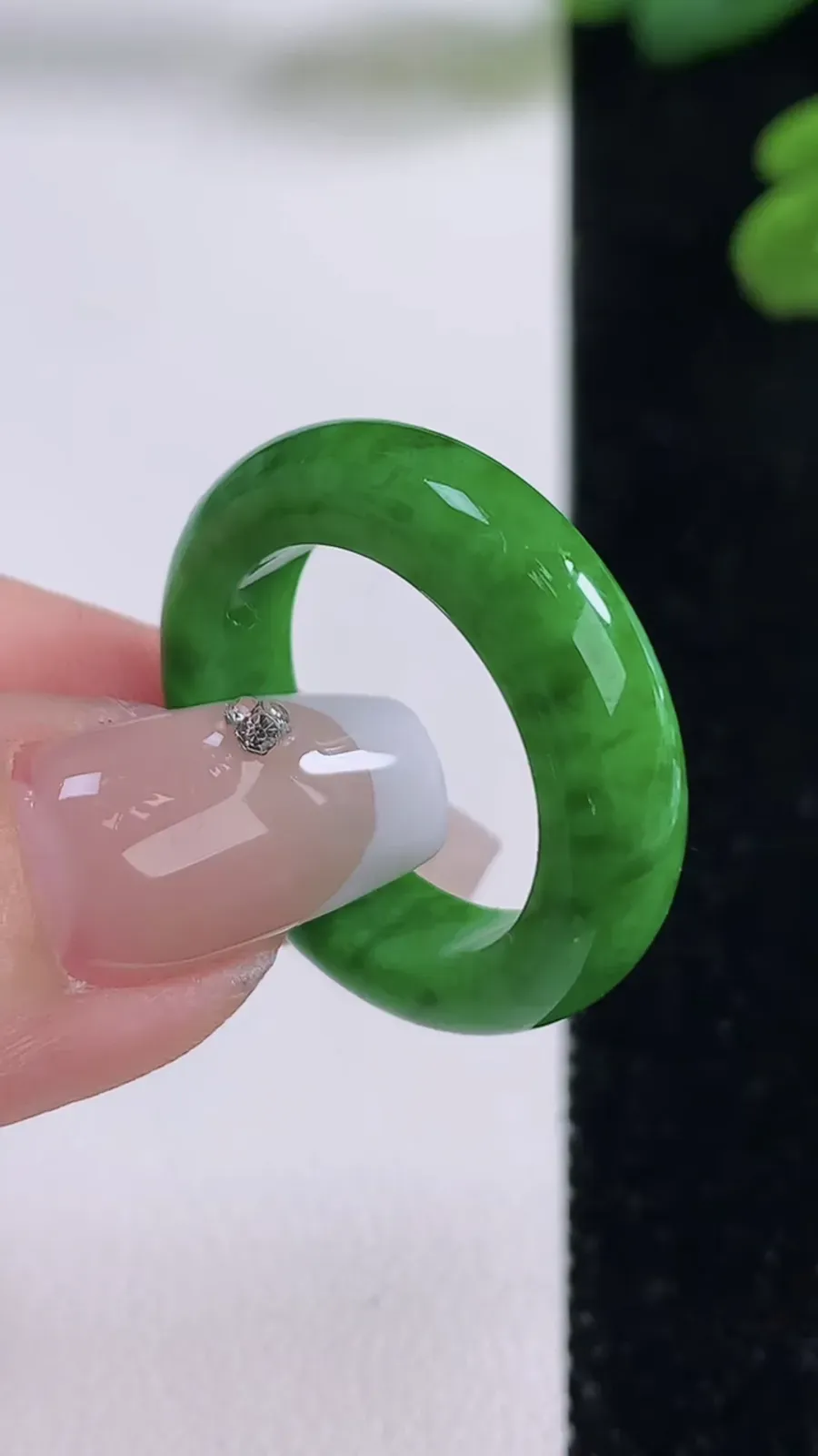 翡翠a货满绿指环戒指，尺寸19-5.7-3.8，重量:5.50g