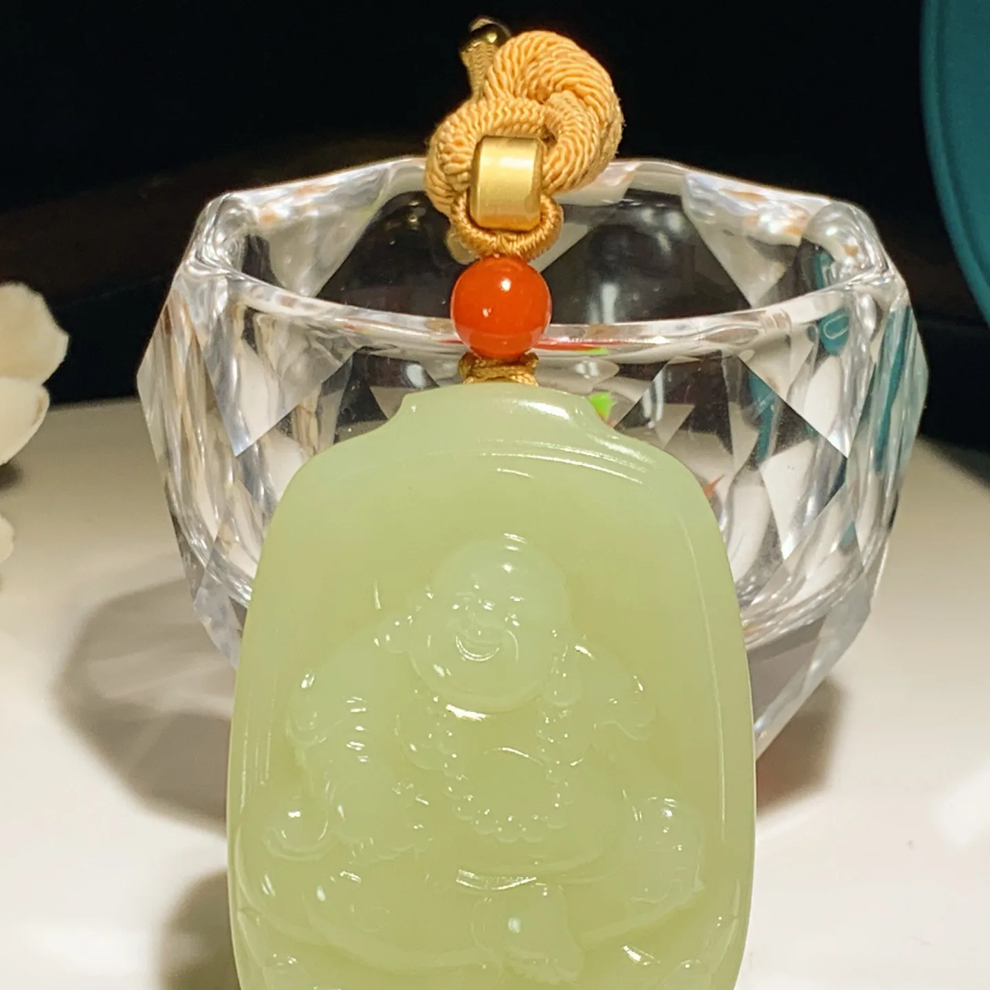 新疆和田玉若羌黄口料佛引福来牌子挂件。尺寸49/37/13重53克。内径玉质细腻油润。手推出油。佩戴高端典雅。lt251205