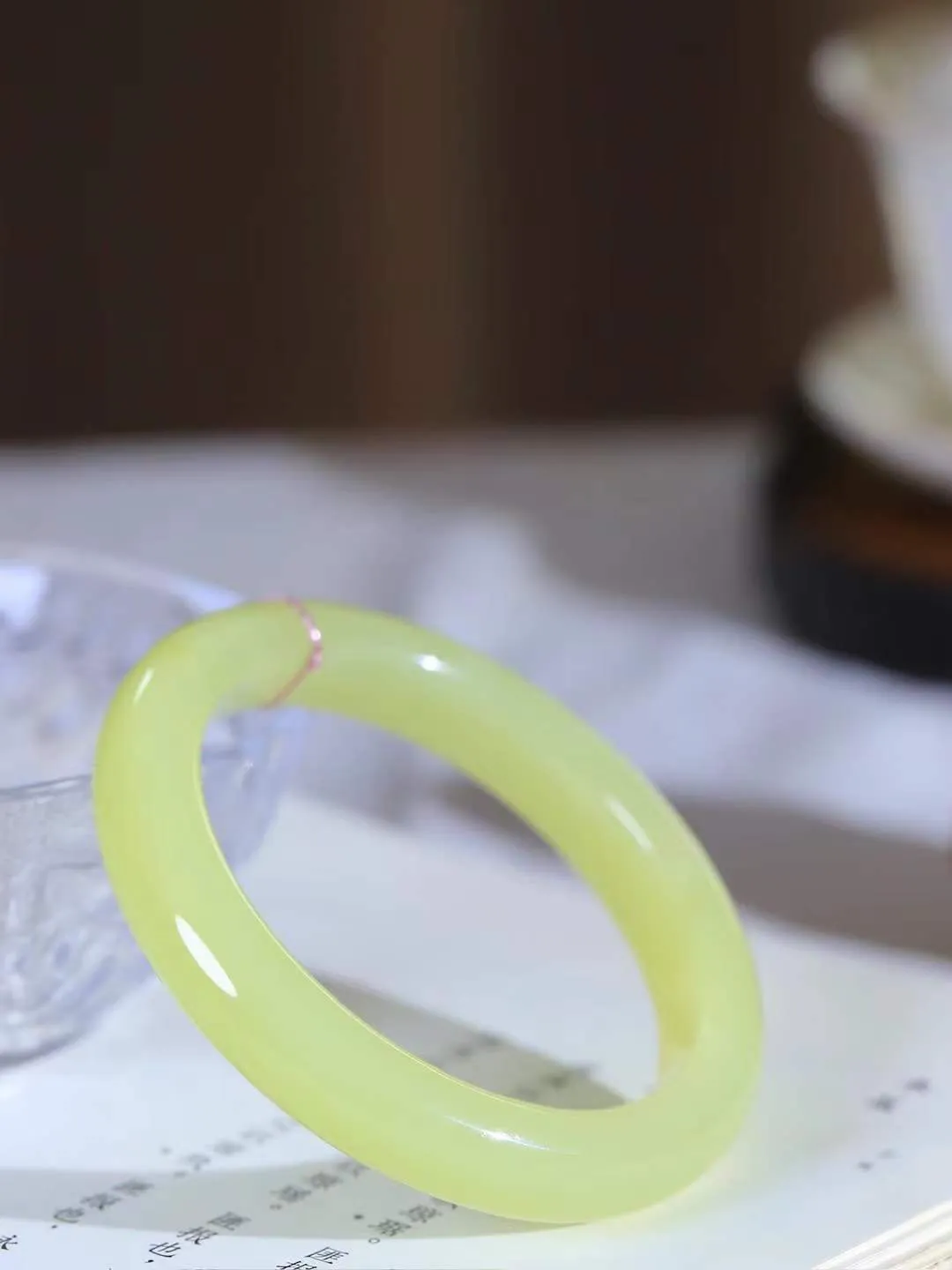 （一见倾心.手镯）

精品️和田玉黄口手镯，玉质温润细腻 油性十足 手感舒适，高华雅逸，线条流畅，简约大气，美自天成，素雅高贵。佩戴于腕间，婉约之美，举手投足间透出那低调奢华。重45.2克  尺寸54-11-8.5mm  56120536A