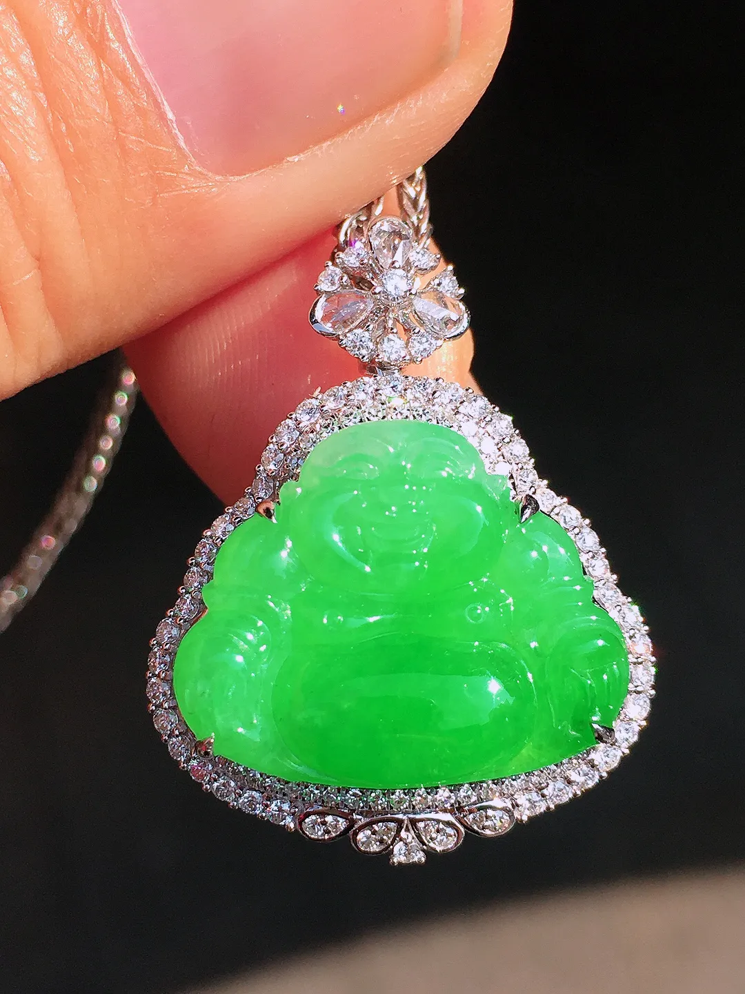 阳绿佛公吊坠，色泽均匀艳丽，玉质细腻，荧光感超
强，饱满圆润，尽显优雅气质，18k
金豪华镶嵌