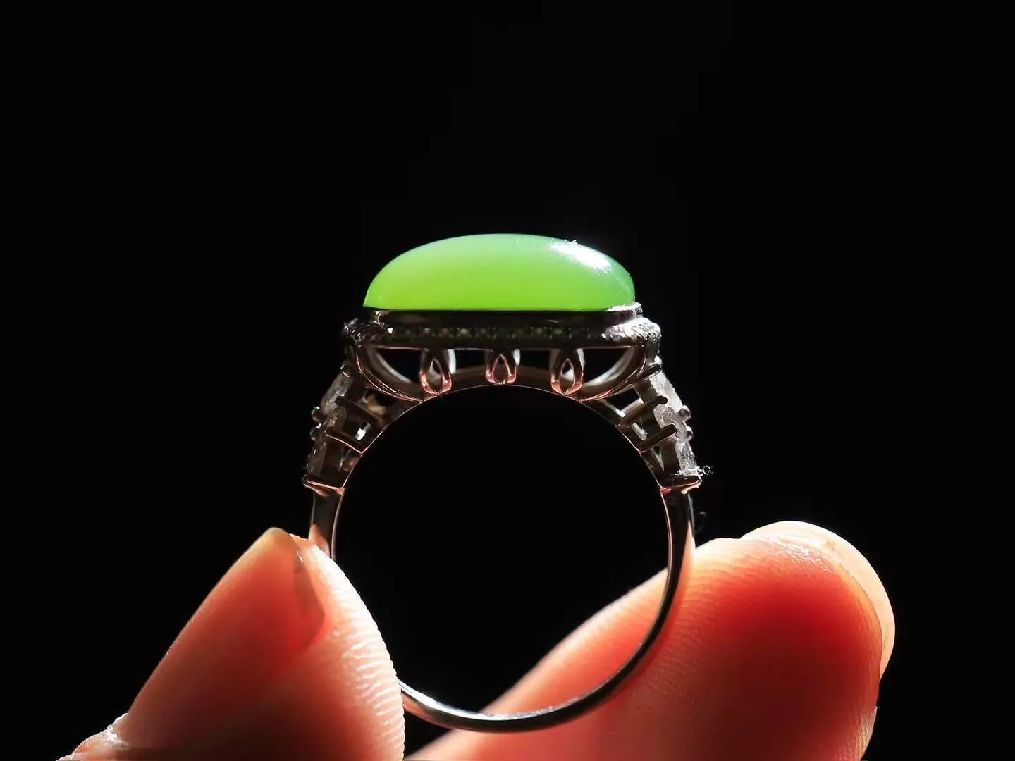 一套【金镶玉.套装】

收藏传家级臻品️和田玉碧玉戒指 吊坠 套装，18k金精工镶嵌，器形圆润饱满，玉质温润细腻，做工精细圆滑，饱满精致，器形优雅，寓意平安无事，如意顺心。（保真金，可鉴定贵金属18k金）
吊坠尺寸30.4-16.8mm    戒指尺寸16.9-13.6-8.2mm总重19.4克  82120578A