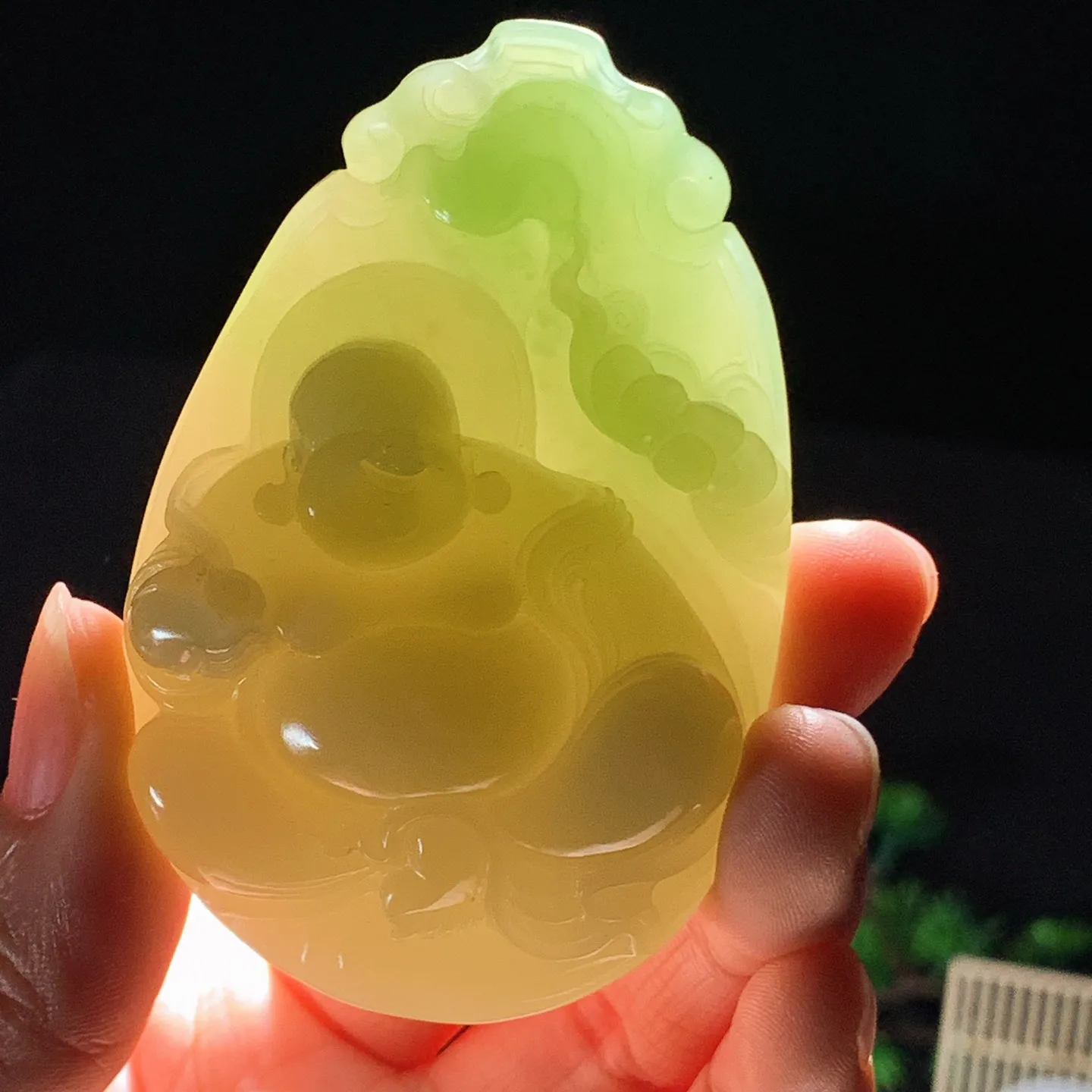 和田玉青海翠翠青佛引福来把件。尺寸72/46/21重102.8克。内径玉质细腻油润。手推出油。佩戴高端典雅。lt251205