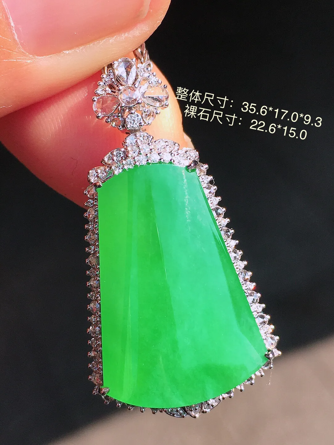 阳绿无事牌吊坠，色泽均匀艳丽，玉质细腻，荧光感超
强，饱满圆润，尽显优雅气质，18k
金豪华镶嵌