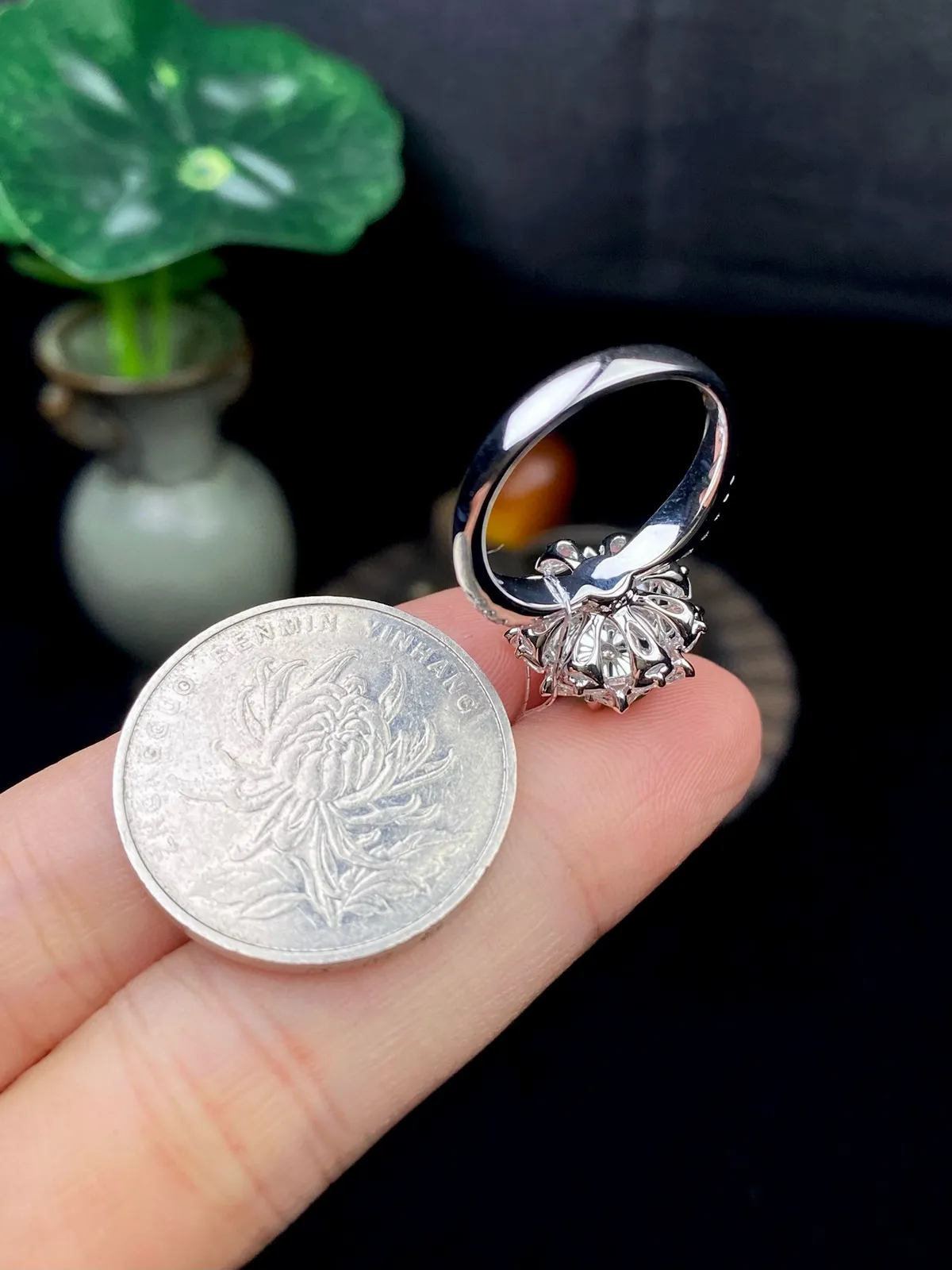 【冰种满绿蛋面戒指】种水色俱全，冰透闪亮，通透感饱满度很好，18k金钻镶嵌，裸石尺寸9*8*3.7毫米，圈口可改