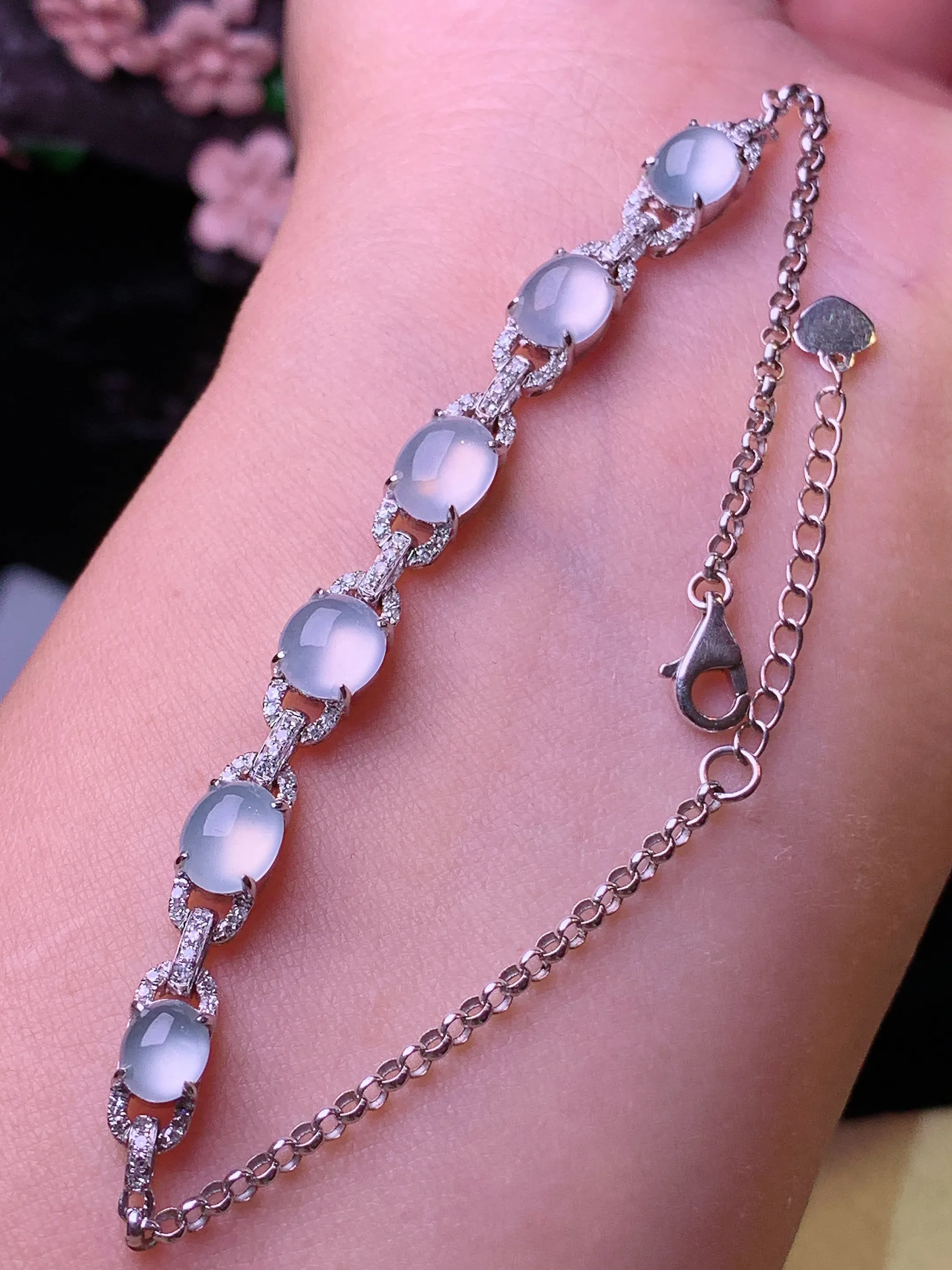 18k金钻镶嵌冰种蛋面手链 玉质细腻 色泽清新艳丽 整体尺寸74.5*5.8*5.6