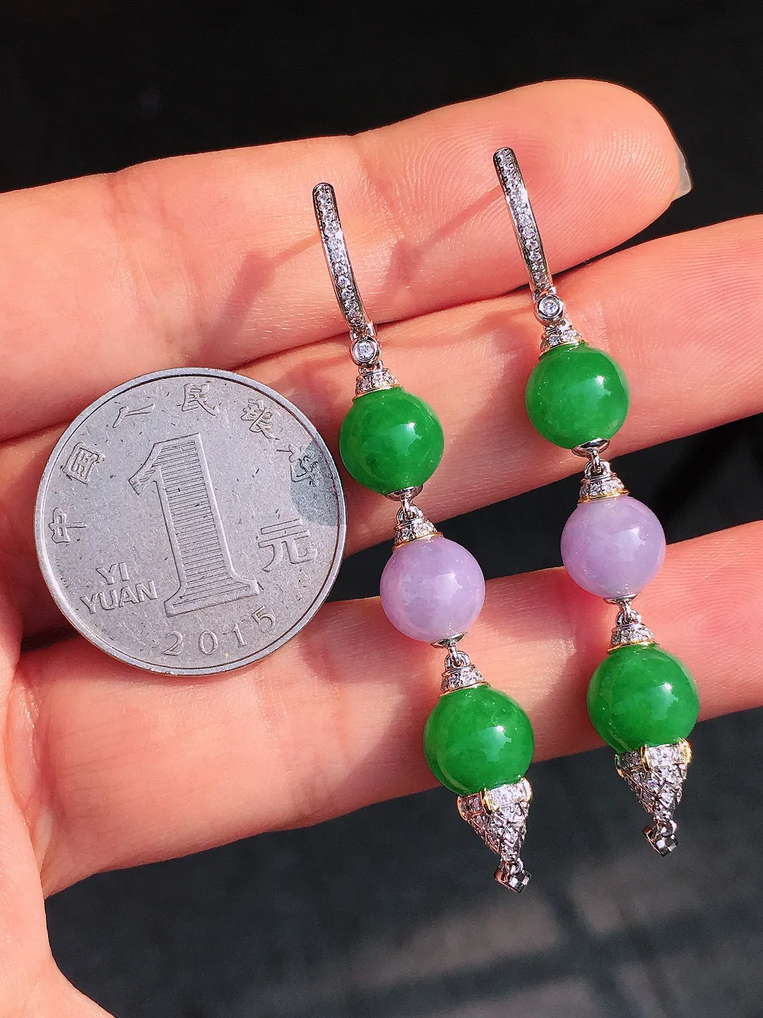 （紫+绿）三合一珠子耳坠，色泽均匀艳丽，玉质细腻，荧光感超
强，饱满圆润，尽显优雅气质，18k
金豪华镶嵌