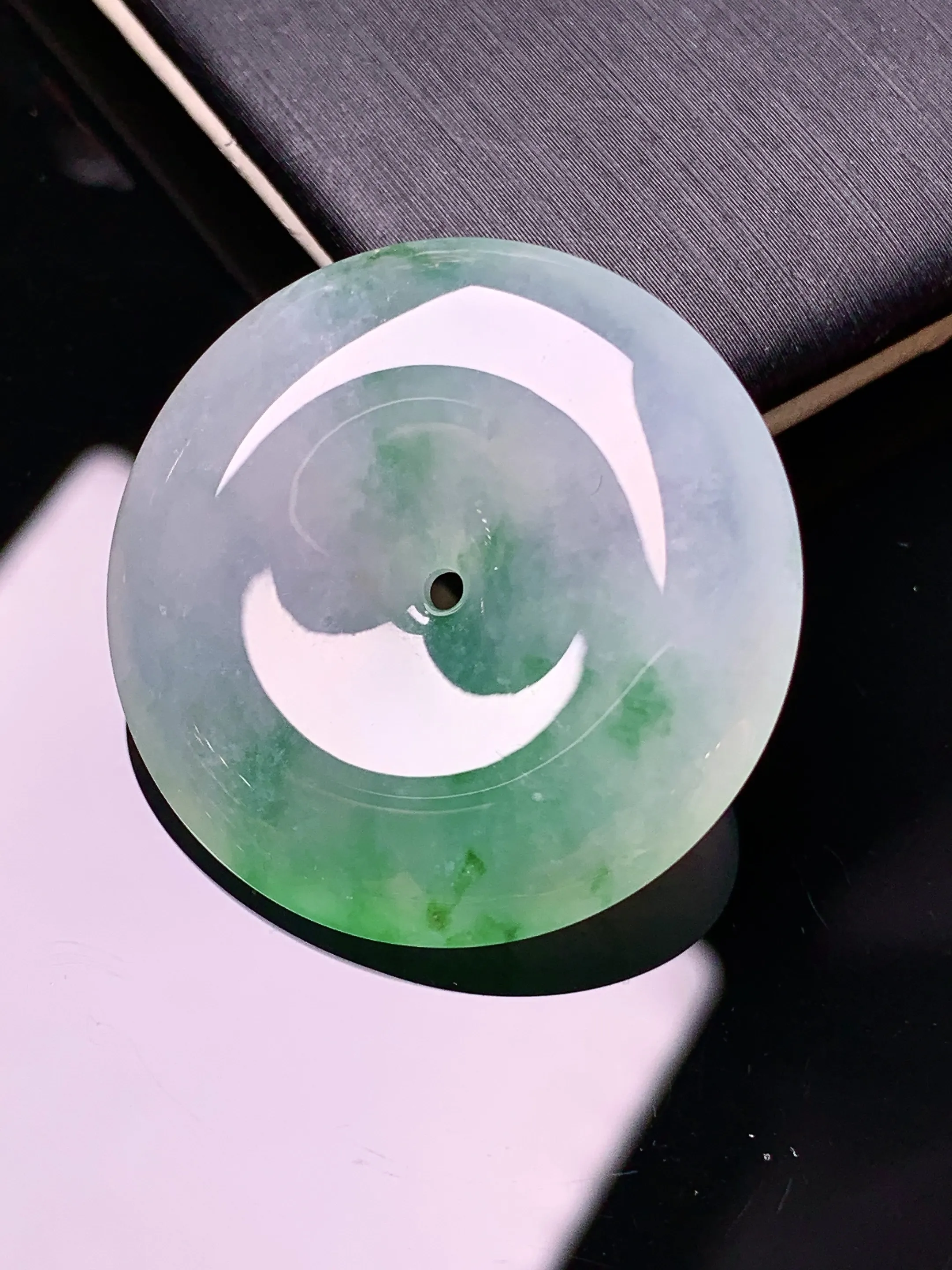 飘绿平安扣吊坠 玉质细腻 色泽清新艳丽 整体尺寸28.6*6