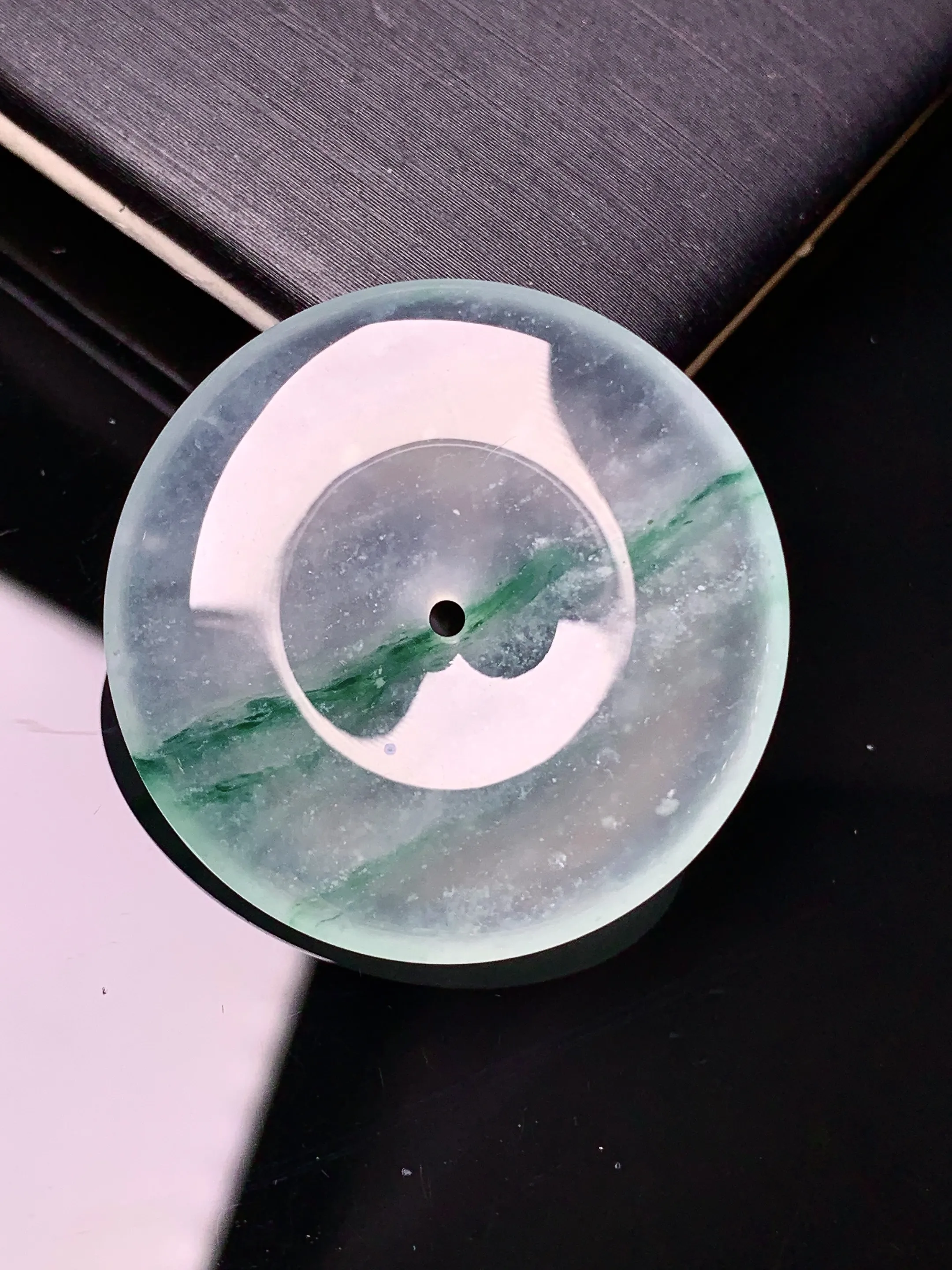 玻璃种飘绿平安扣吊坠 玉质细腻 色泽清新艳丽 整体尺寸30*5