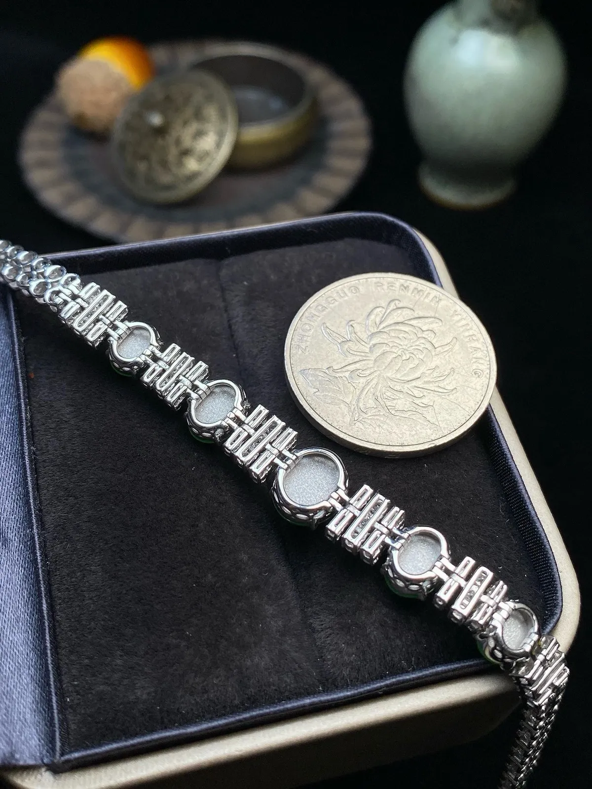 【冰种满绿蛋面镶嵌手链】颗颗冰透，饱满圆润，光泽闪耀，流行款，18K金搭配，裸石尺寸7.6*8.7*