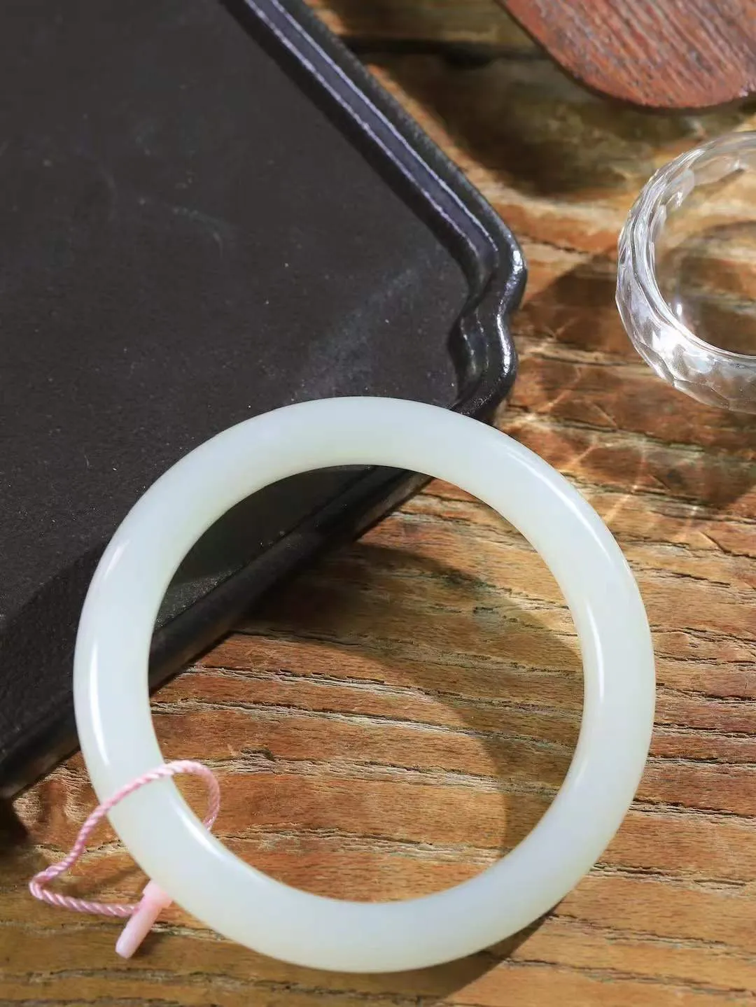 [温润如玉.手镯]

精品和田玉手镯。玉质温润细腻 油性十足 手感舒适，高华雅逸，线条流畅，简约大气，美自天成，素雅高贵。佩戴于腕间，婉约之美，举手投足间透出那份低调奢华。重47.3克 内径58mm尺寸10-9.6mm 781152714A