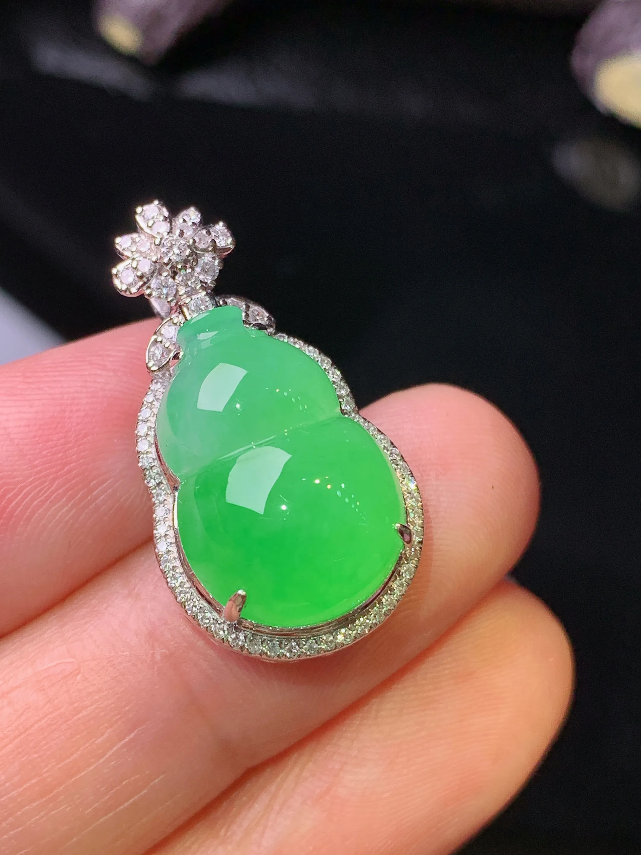 18k金钻镶嵌翠绿葫芦吊坠 玉质细腻 色泽清新艳丽 整体尺寸26*14.2*10.3