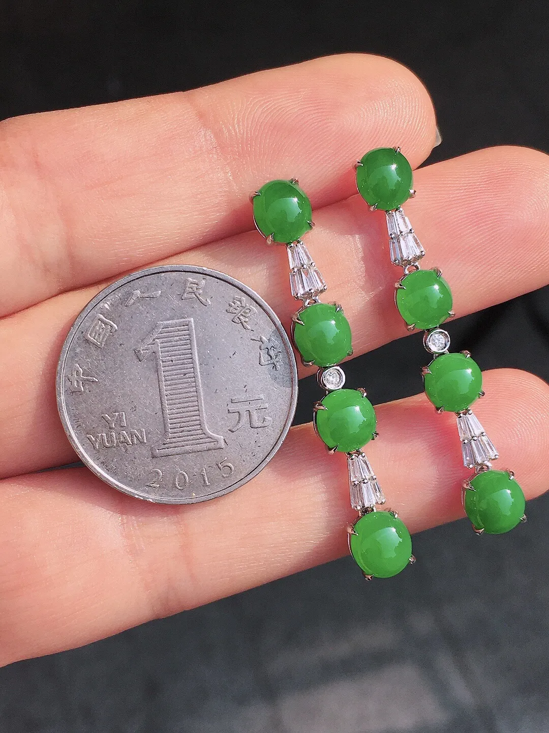 阳绿蛋面耳坠，色泽均匀艳丽，玉质细腻，荧光感超
强，饱满圆润，尽显优雅气质，18k
金豪华镶嵌