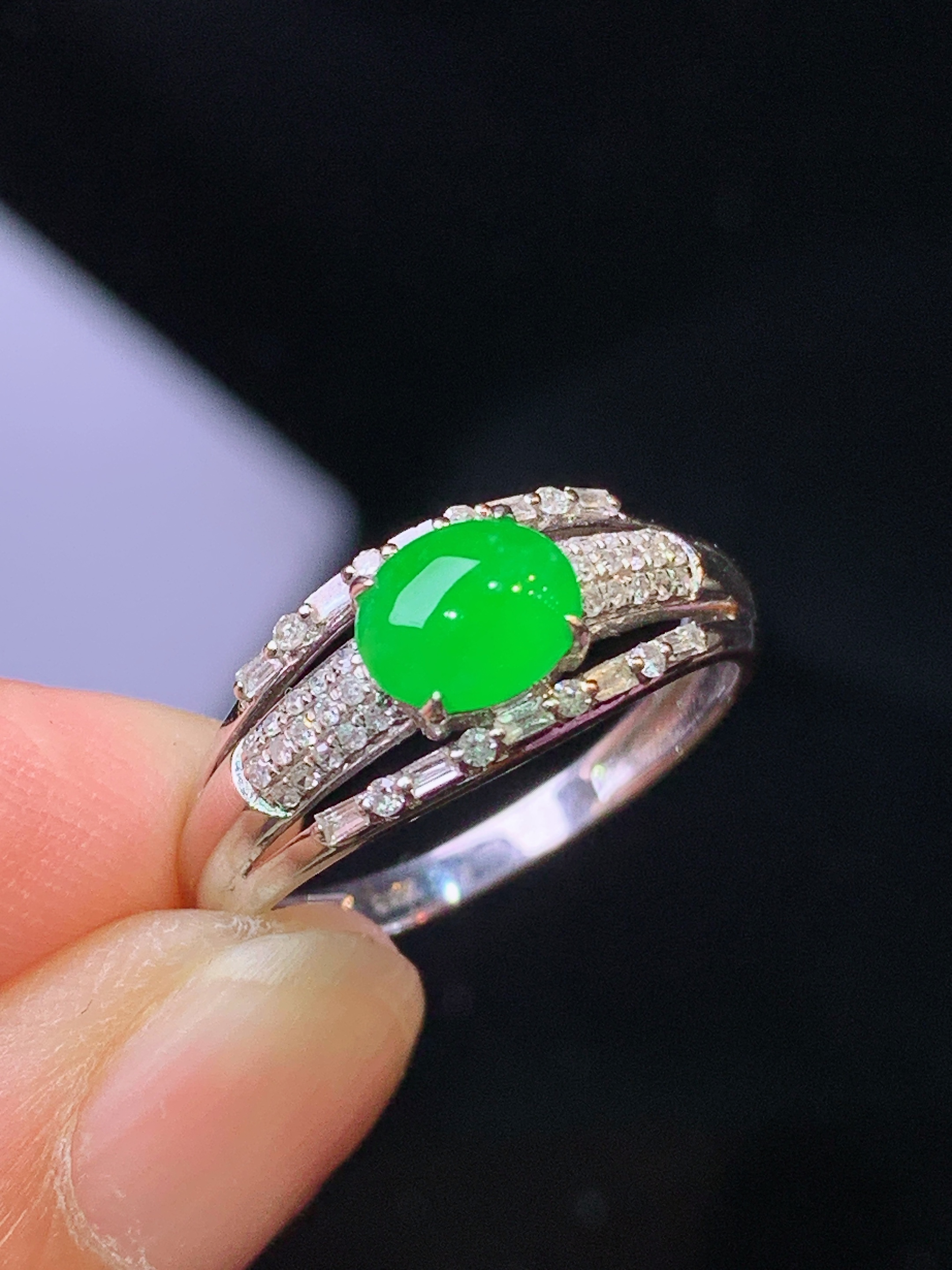 18k金钻镶嵌满绿蛋面戒指 玉质细腻 色泽清新艳丽 圈口13.5 整体尺寸5.3*6.3*2.2