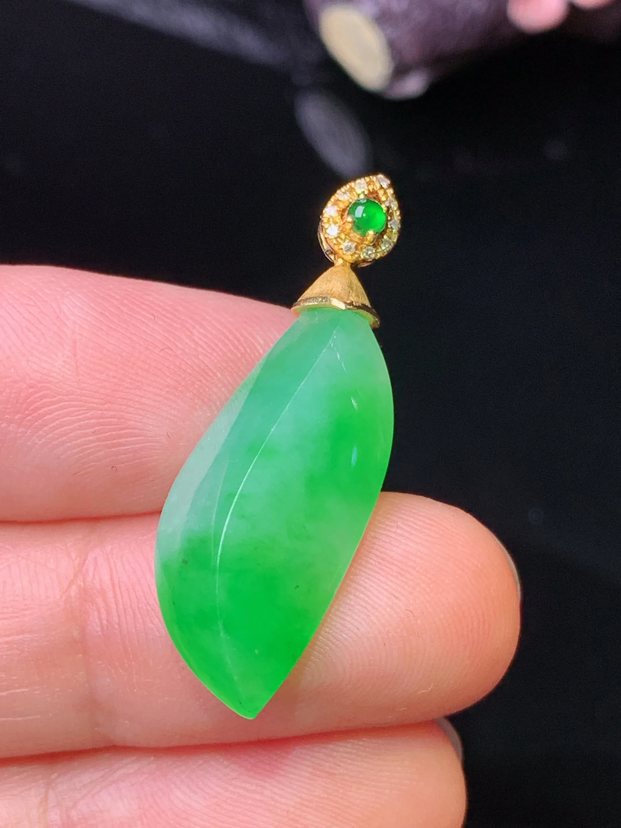 18k金钻镶嵌随形吊坠 玉质细腻 色泽清新艳丽 整体尺寸31.5*10.6*6.2