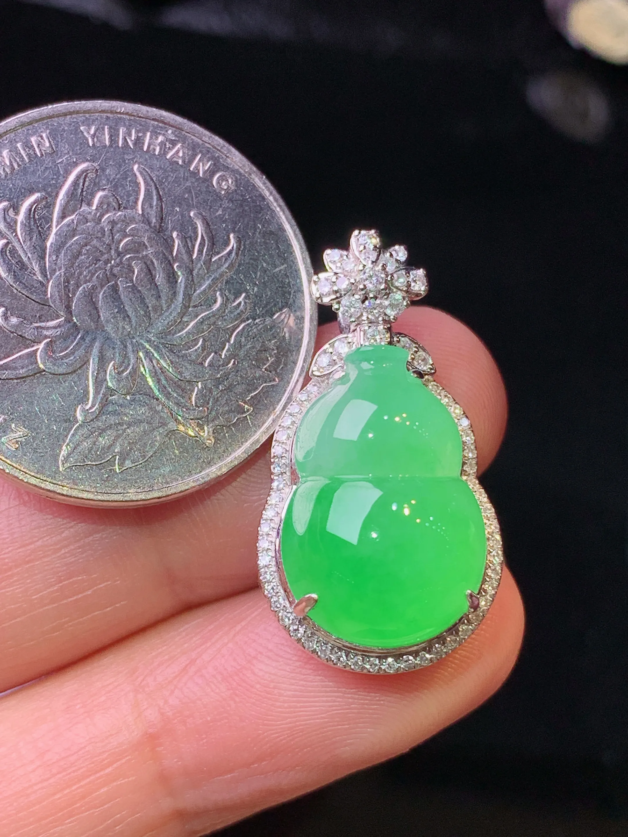 18k金钻镶嵌翠绿葫芦吊坠 玉质细腻 色泽清新艳丽 整体尺寸26*14.2*10.3