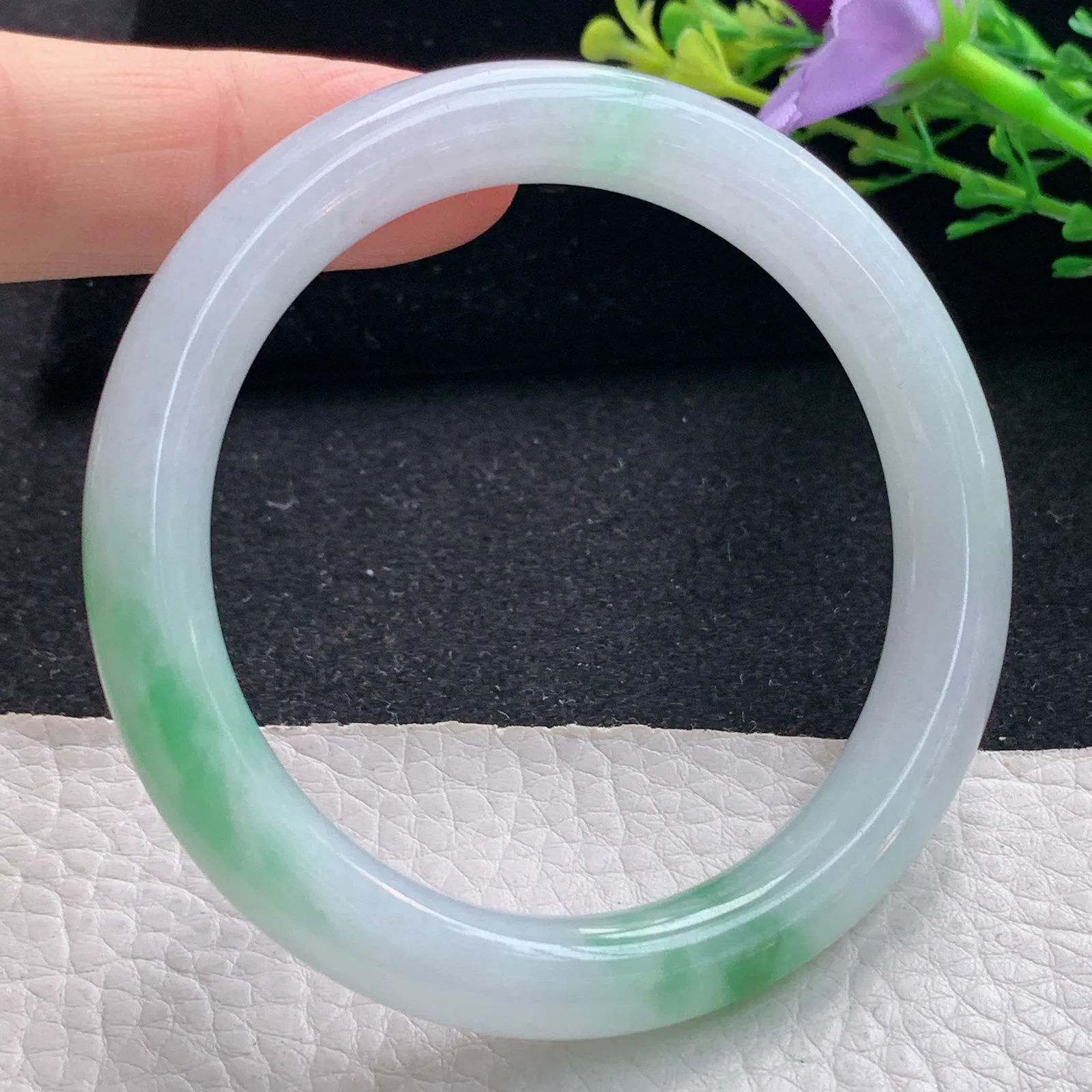 ss自然光54.5*9*8.8美人镯 翡翠a货玉手镯飘绿圆条珠宝玉手环