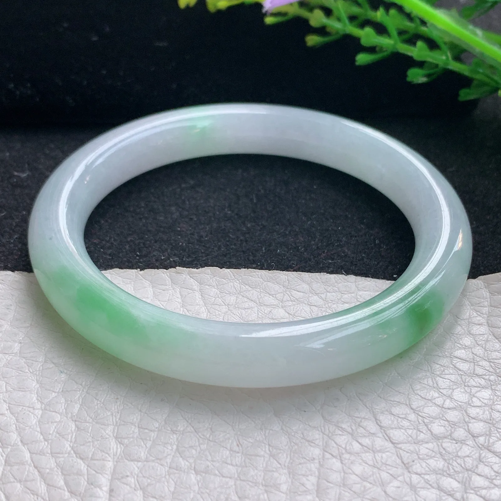 ss自然光54.5*9*8.8美人镯 翡翠a货玉手镯飘绿圆条珠宝玉手环